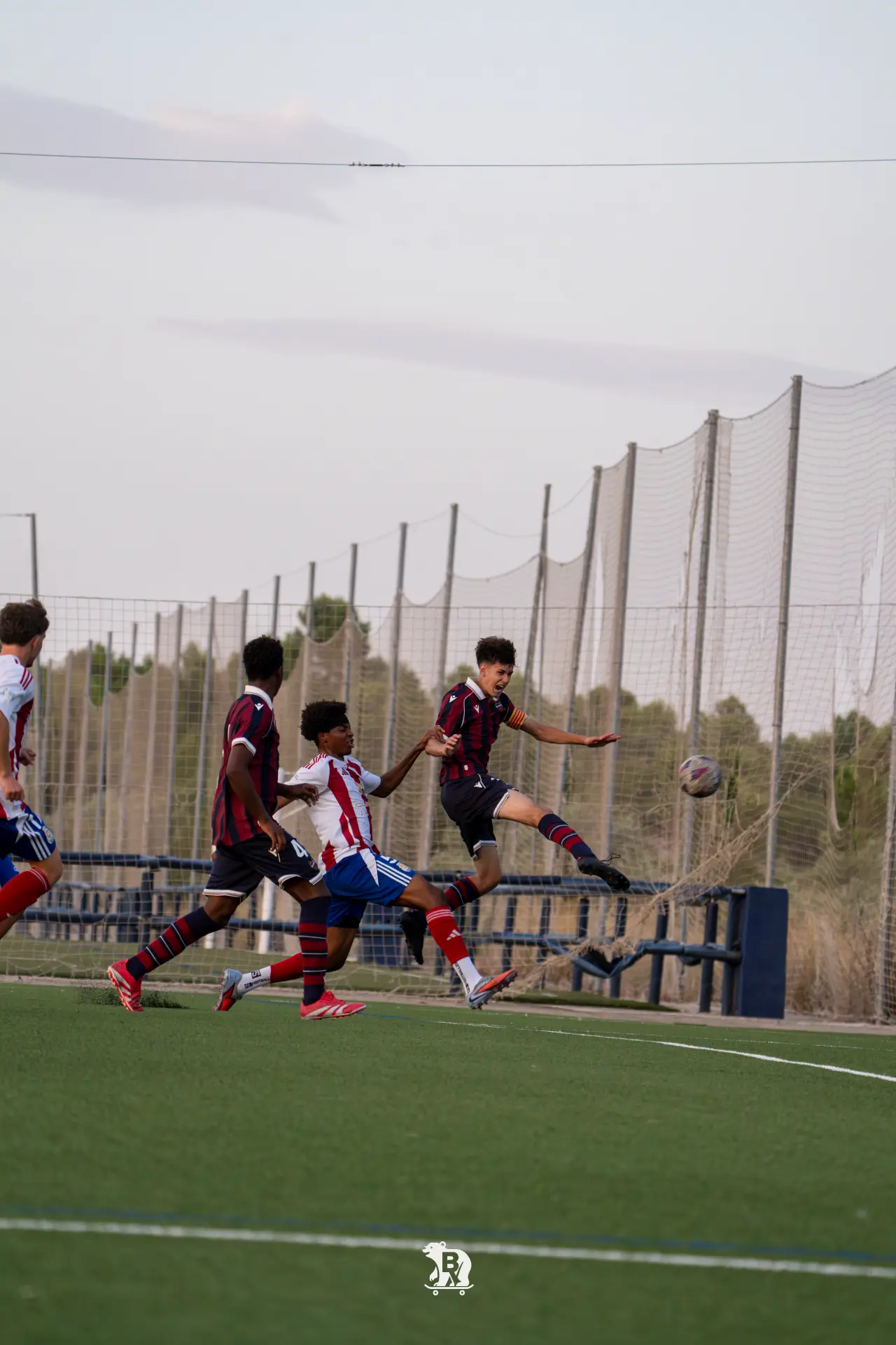 Jugador del Levante UD Juvenil B conduce ante la presión del Moncadense — foto de Blue Visual Media