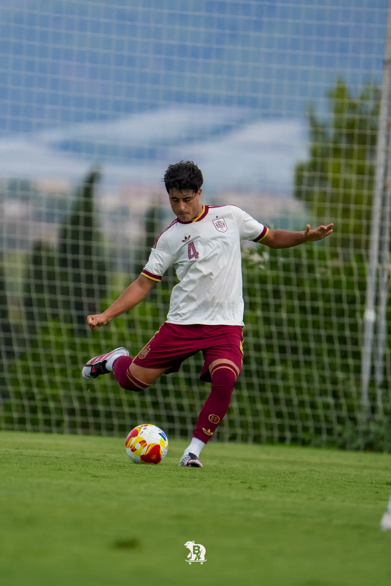 Marcos Díaz golpea el balón durante la concentración en El Albir