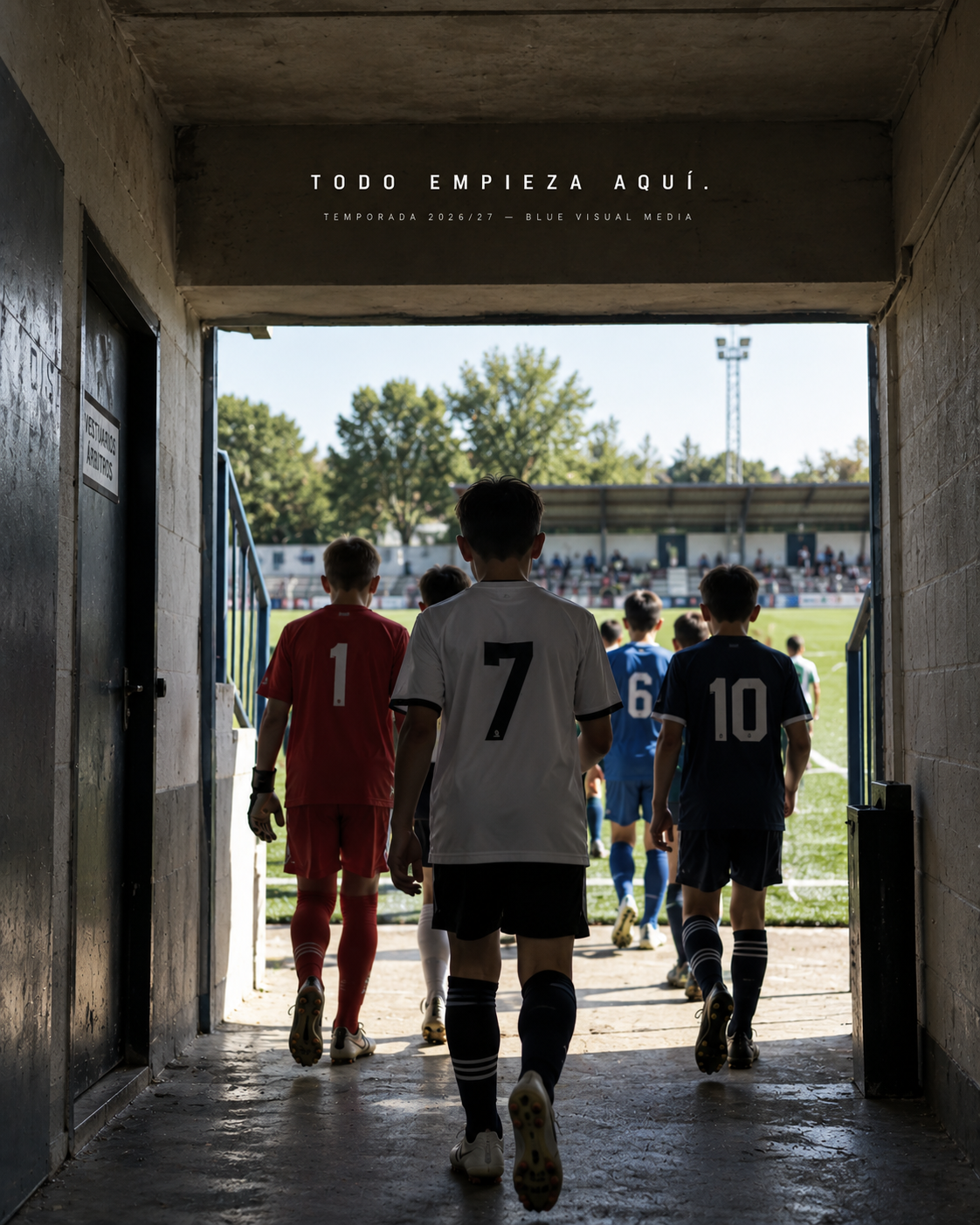Jugadores jóvenes caminan desde el túnel de vestuarios hacia el terreno de juego antes de un partido