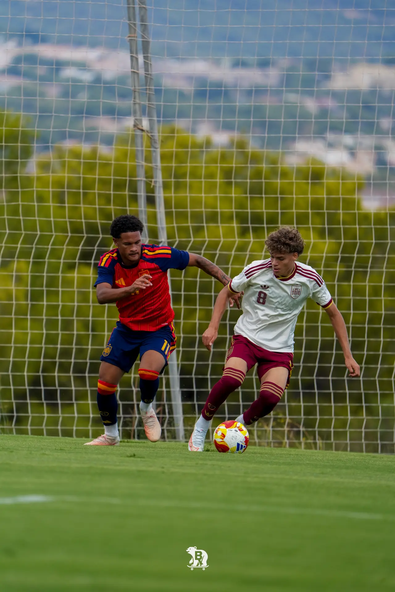 Duelo entre dos de los internacionales durante el partido interno