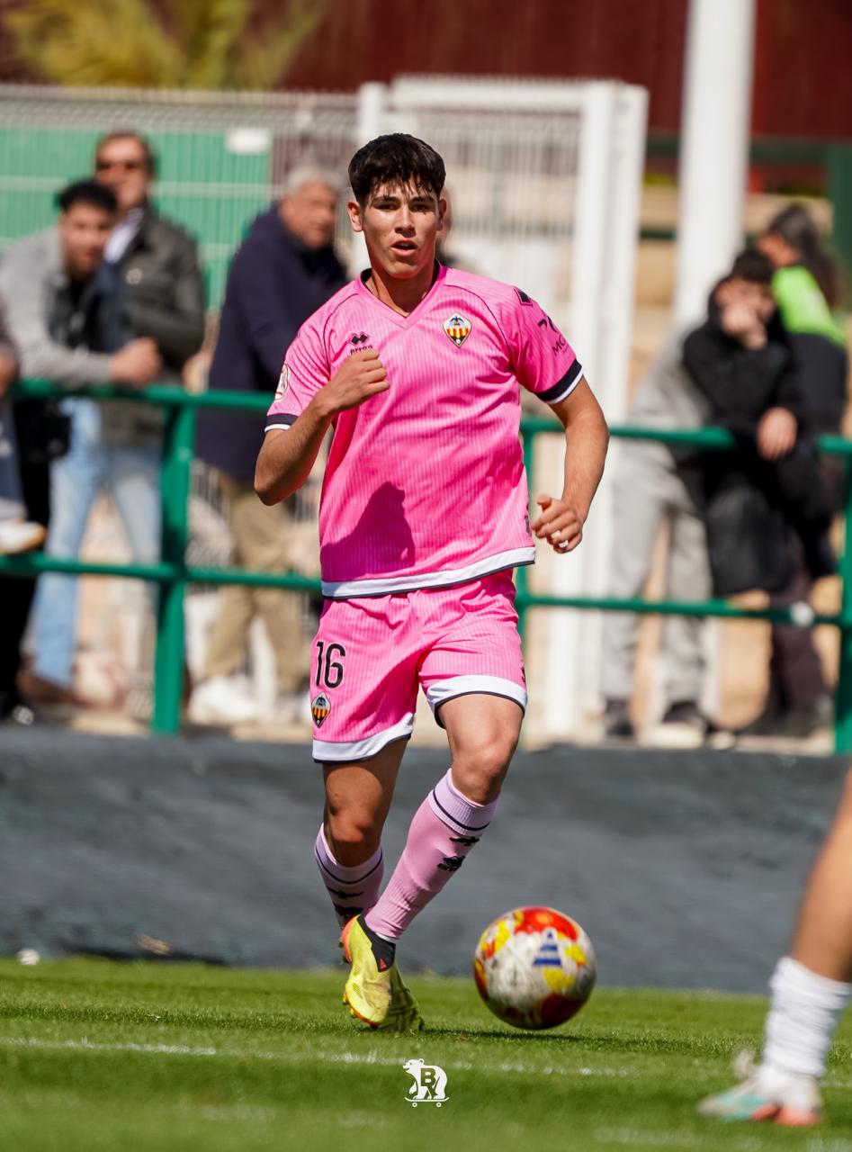 El centrocampista conduce el balón con la equipación albinegra
