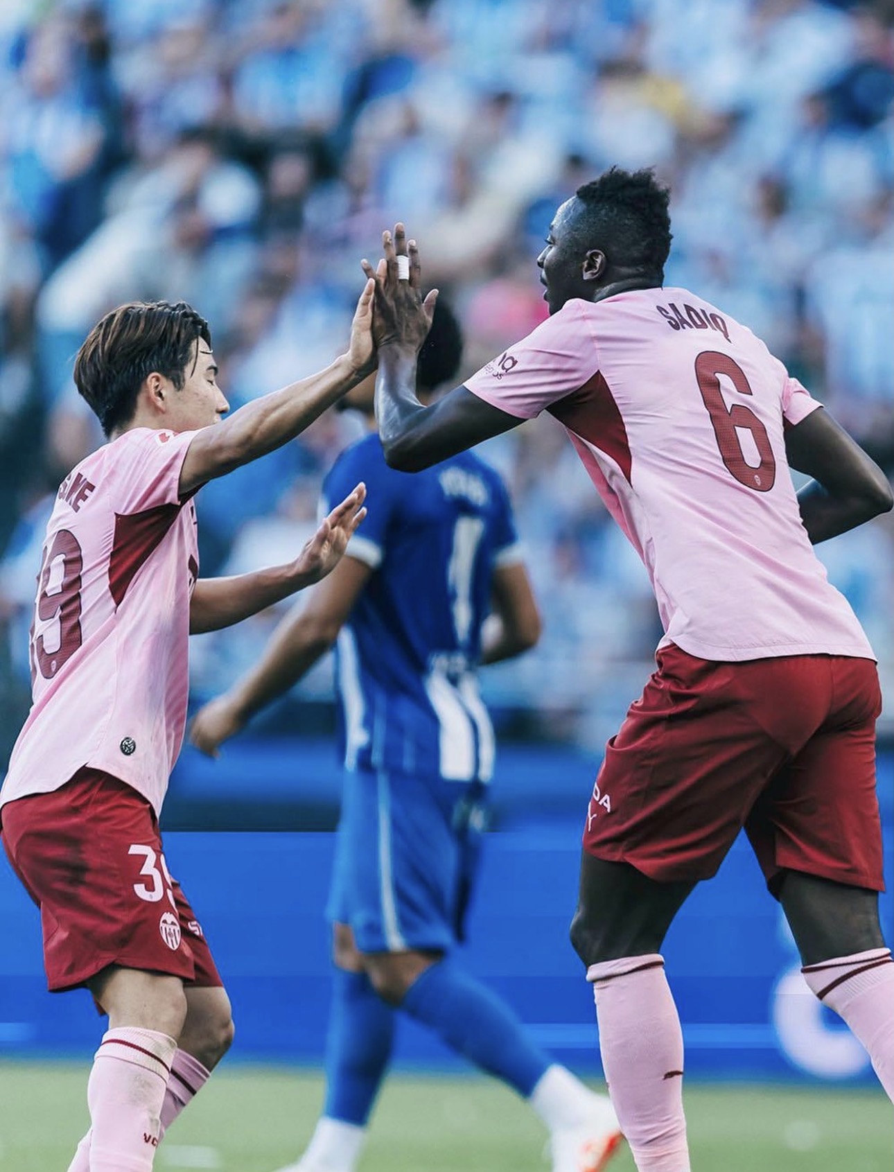 Umar Sadiq celebra con un compañero el gol del Valencia CF en Riazor