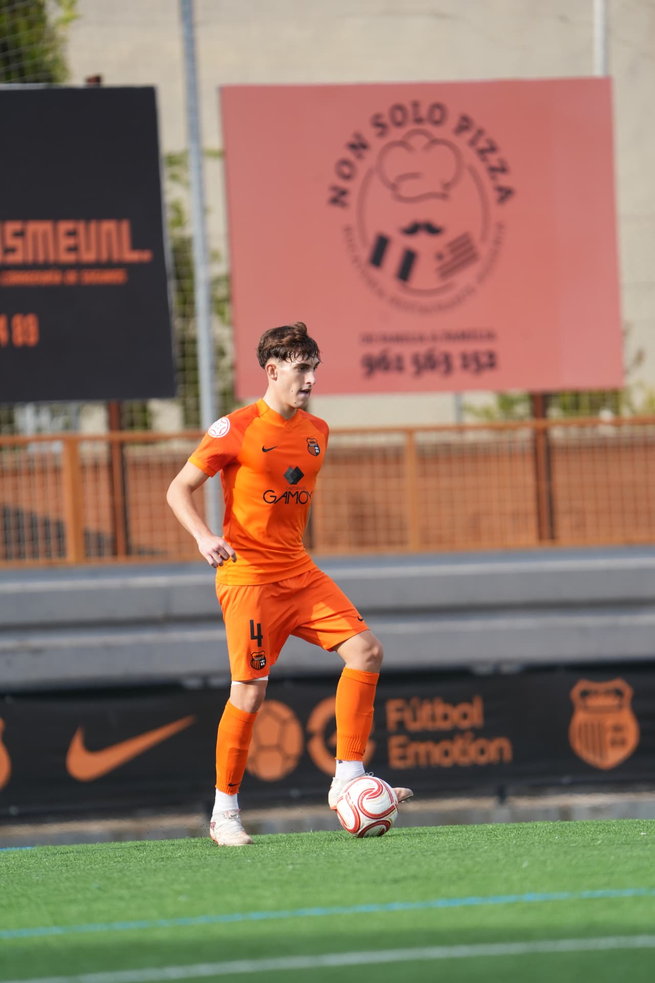 El Torrent CF trató de crecer con el balón.