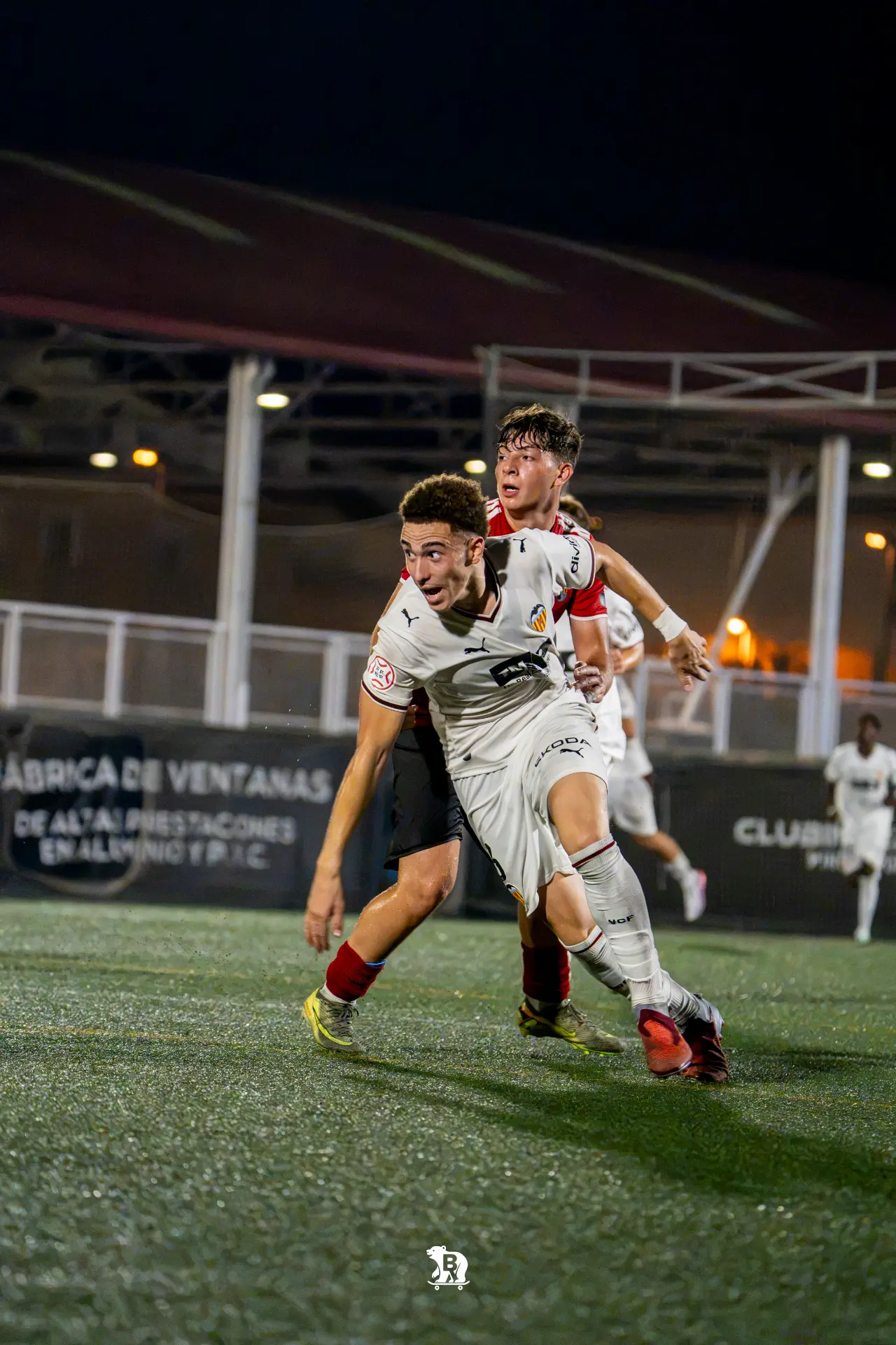 Un jugador del Valencia CF pelea la posición ante un rival del Alboraya