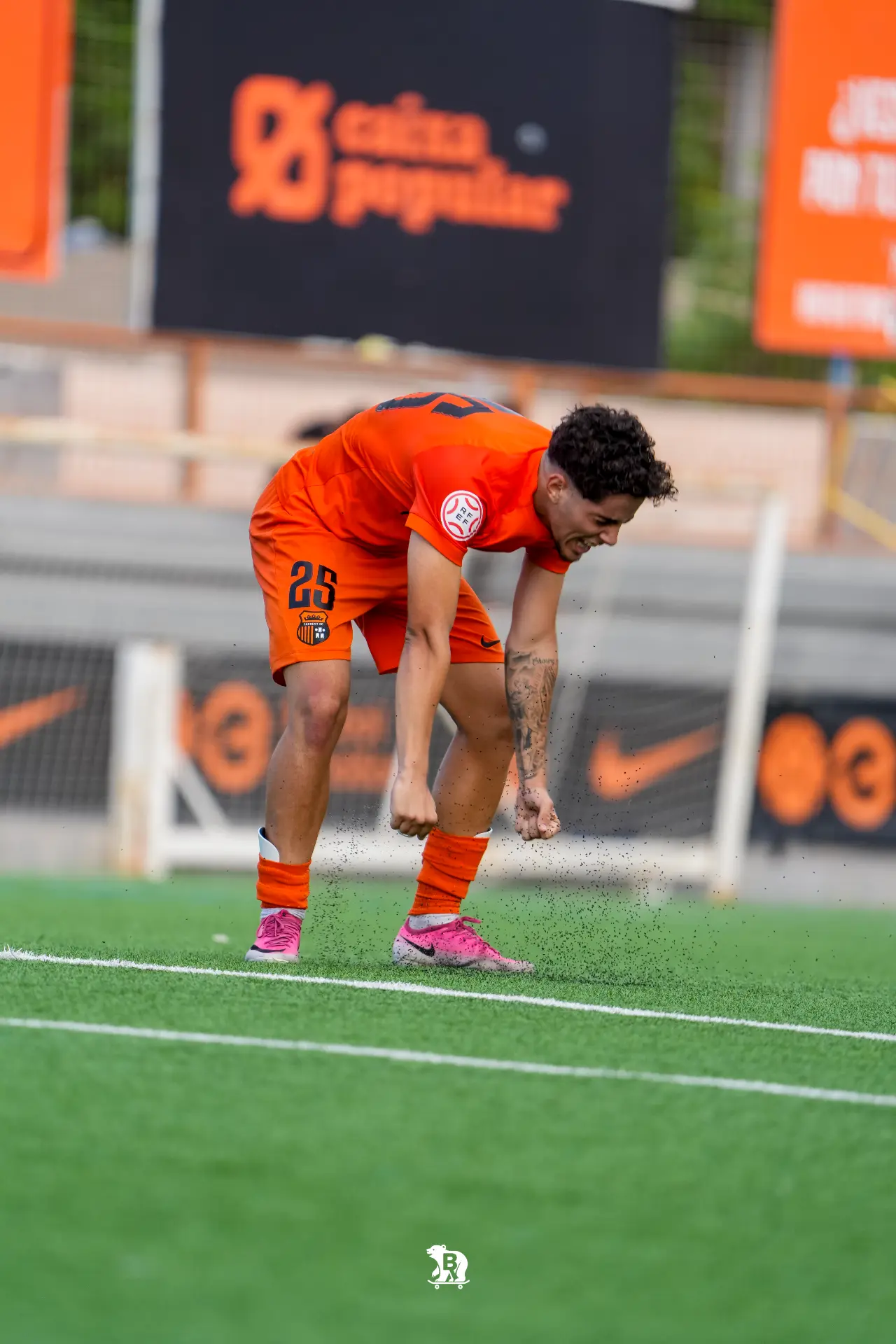 Un jugador del Torrent CF, con el dorsal 25, celebra sobre el césped de San Gregorio
