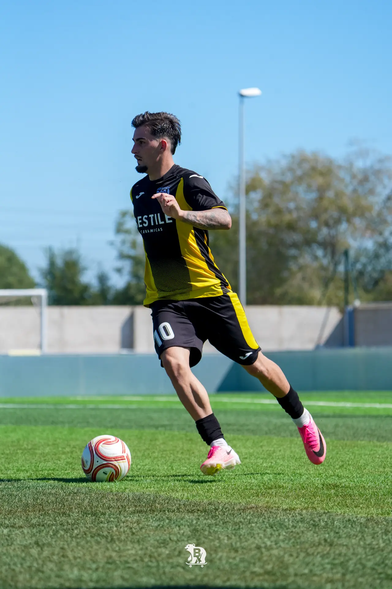 El CD Roda intentó competirle cada metro al Valencia.