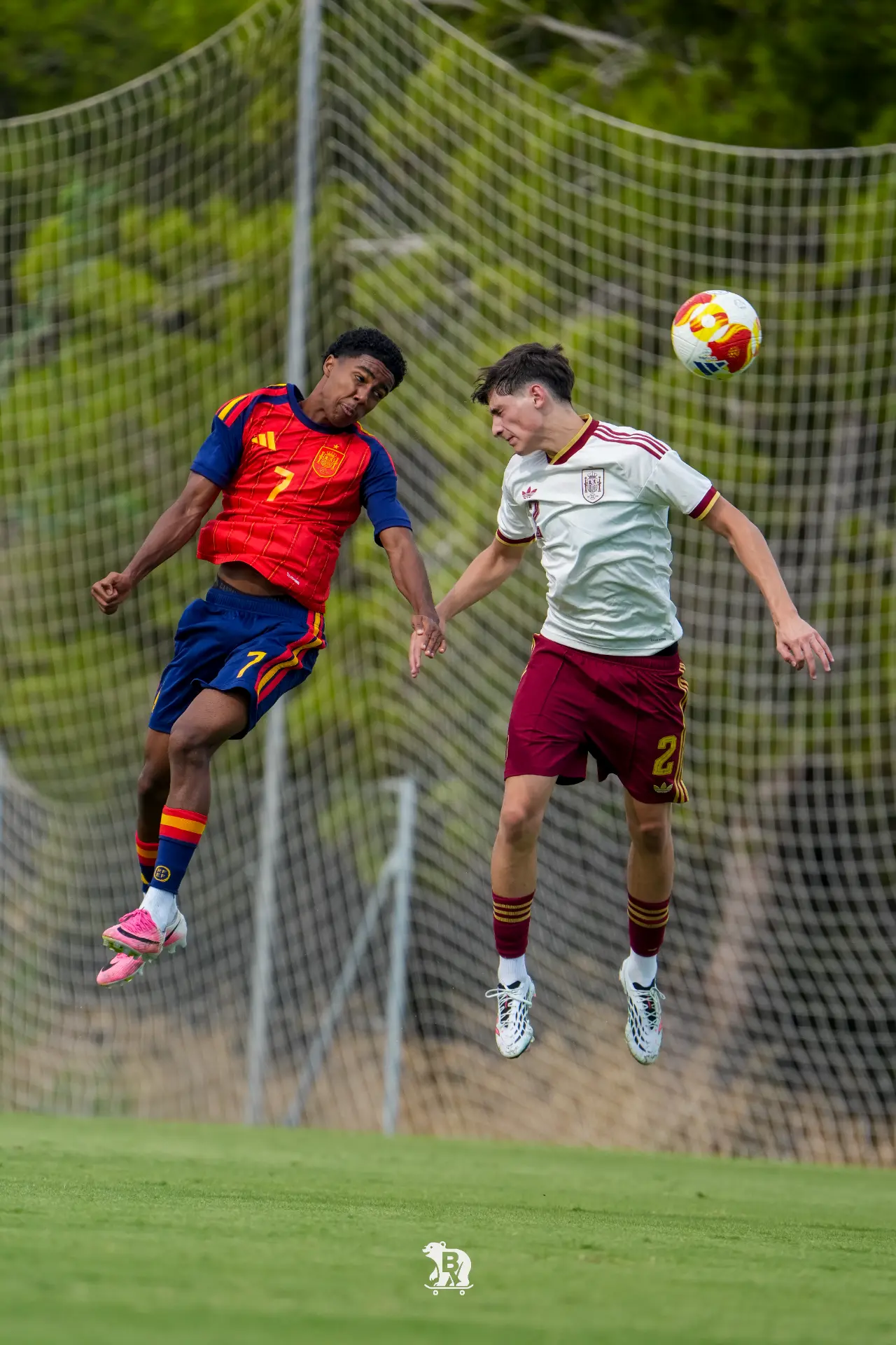 Duelo aéreo durante el partido interno de la Sub-17