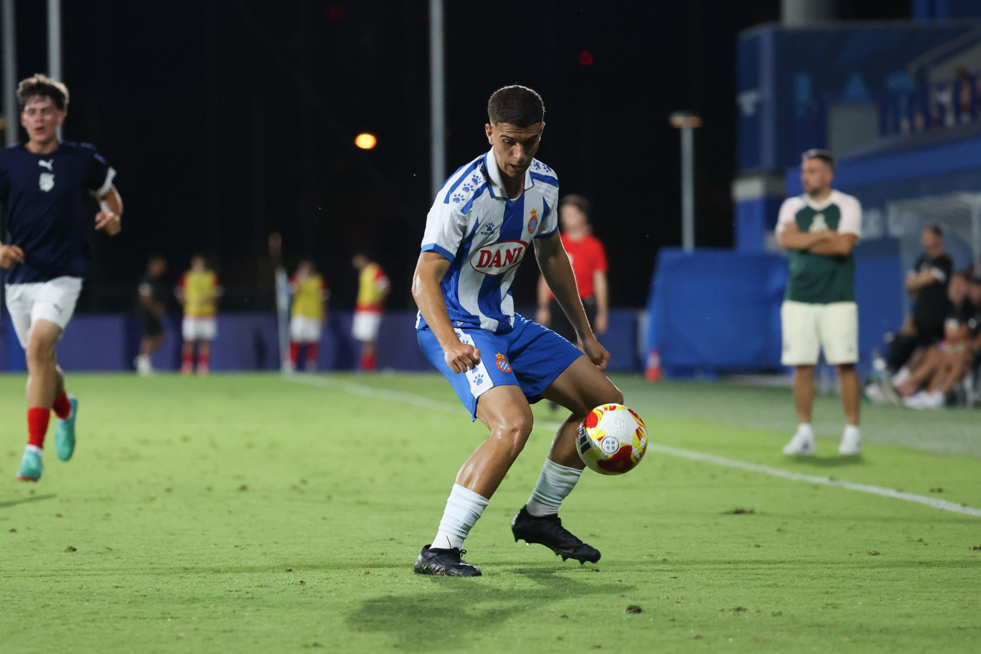 Gerard Luque controla el balón en un partido con el RCD Espanyol antes de su fichaje por el Burgos CF — foto: Instagram de Gerard Luque