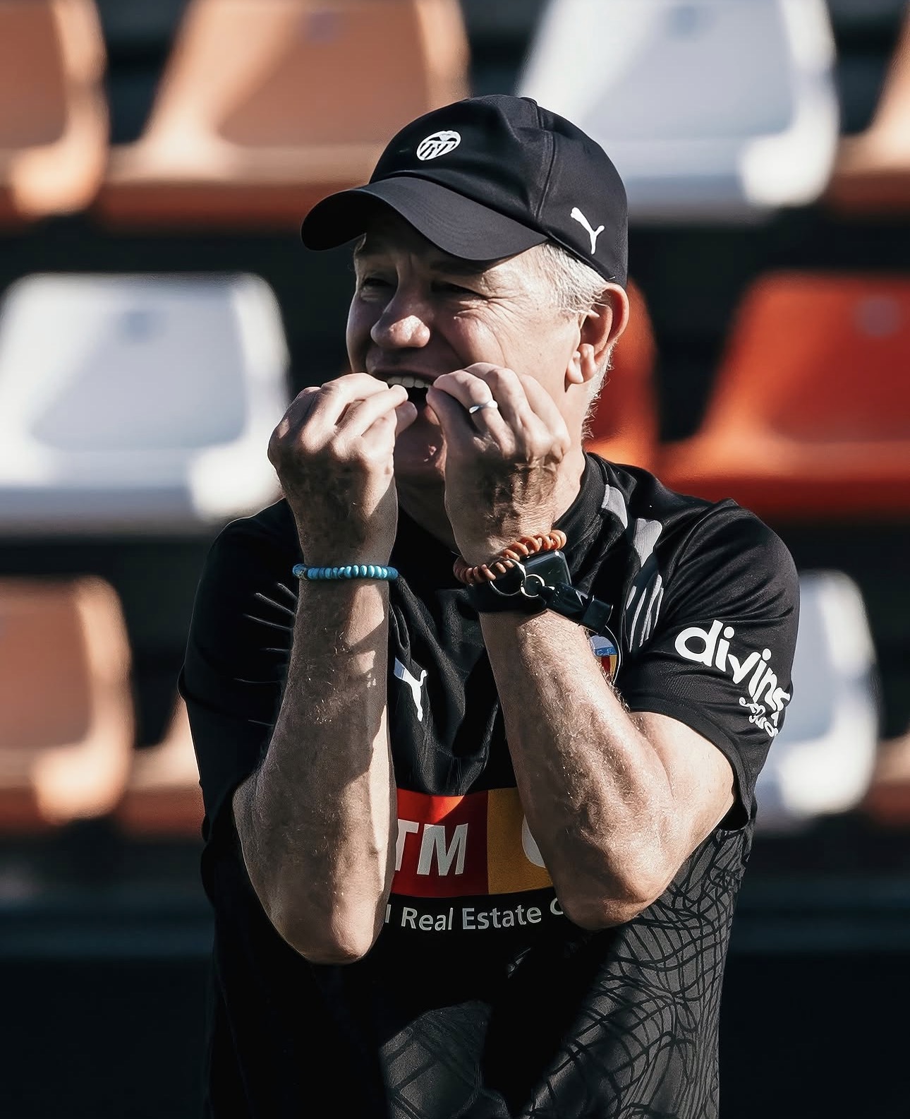 Javier Aguirre durante un entrenamiento del Valencia CF