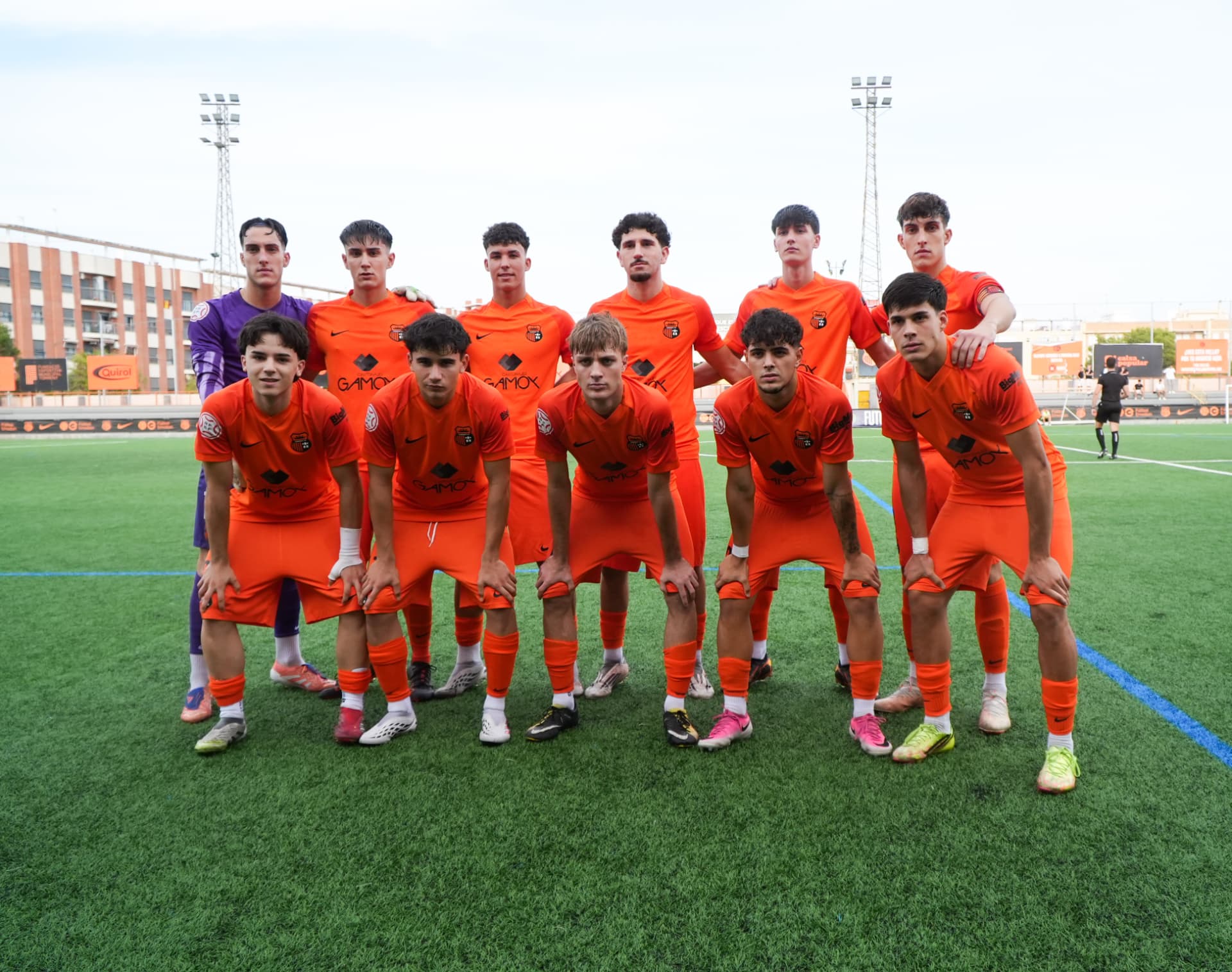 El Torrent CF, con su equipación naranja, posa antes del encuentro.