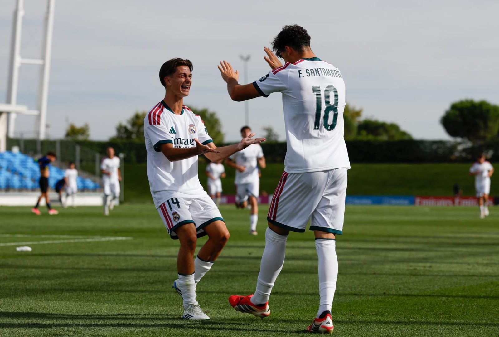 Fran Santamaría celebra con un compañero uno de sus goles con el Juvenil A del Real Madrid