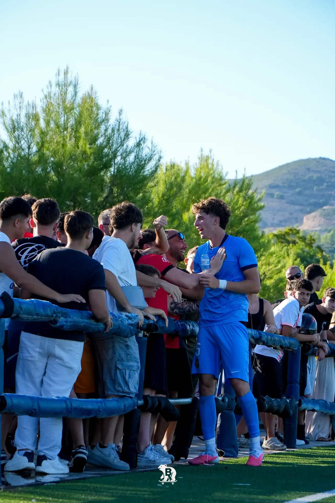 Un jugador del Atlético Saguntino celebra con la afición tras el partido en San Gregorio