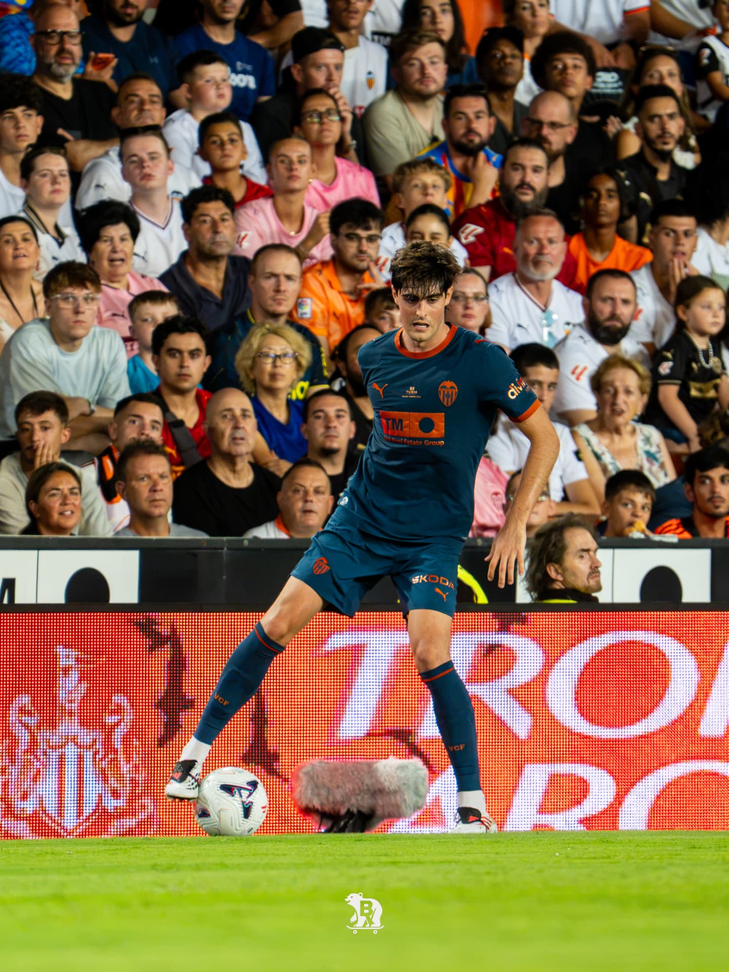 Balón parado con Mestalla al fondo