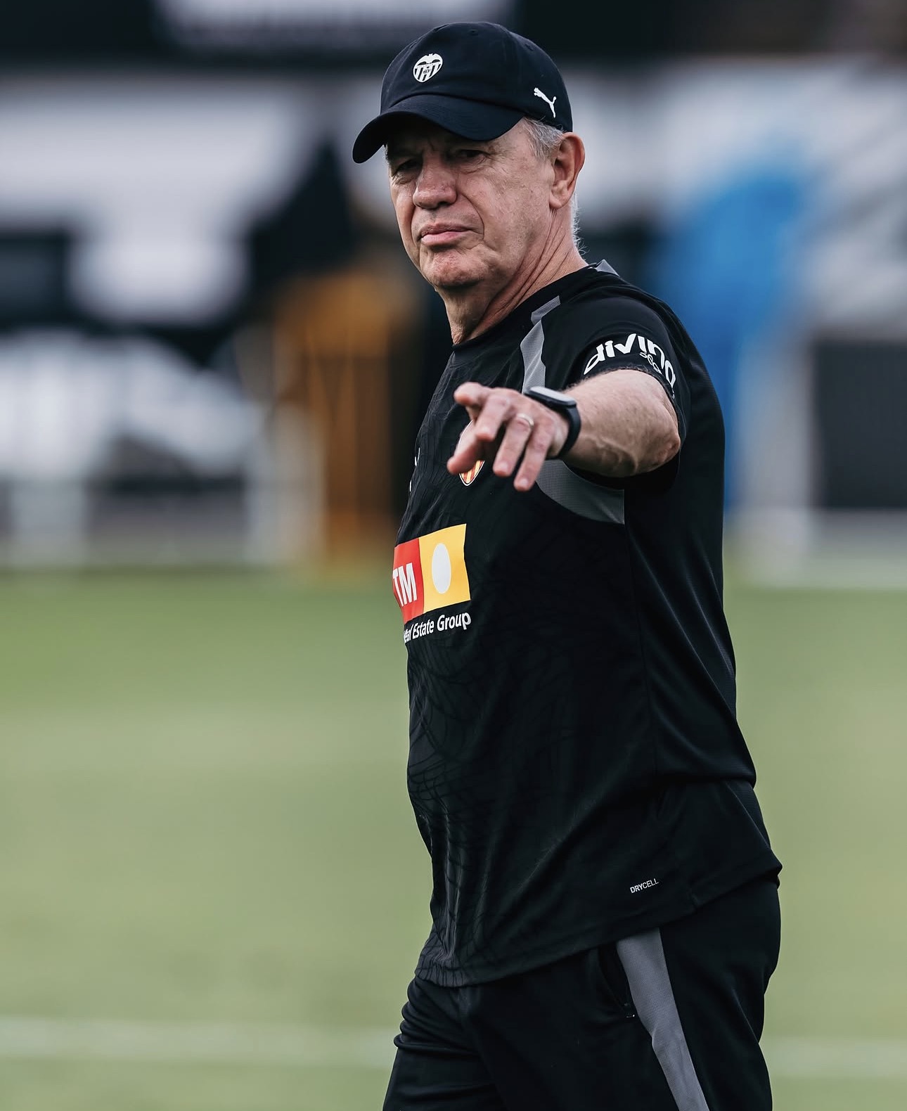 Javier Aguirre sobre el césped de Paterna.