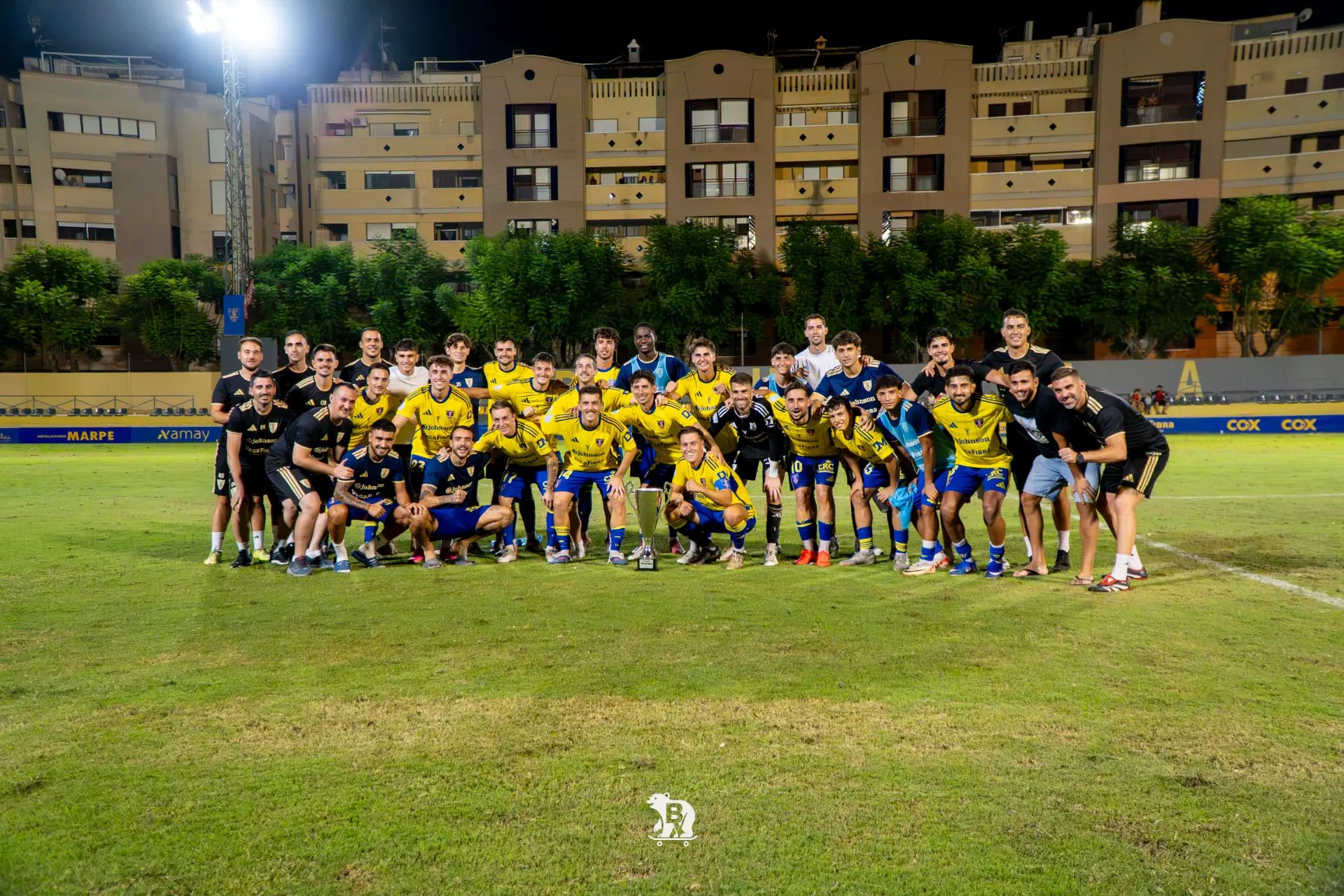 El Orihuela CF posa con el trofeo en Los Arcos
