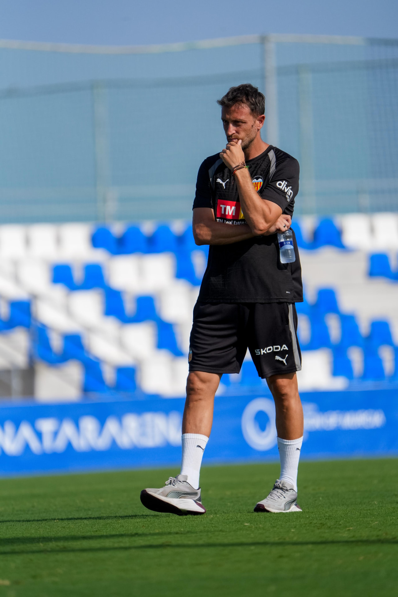 Óscar Sánchez, entrenador del VCF Mestalla, durante un entrenamiento en Paterna
