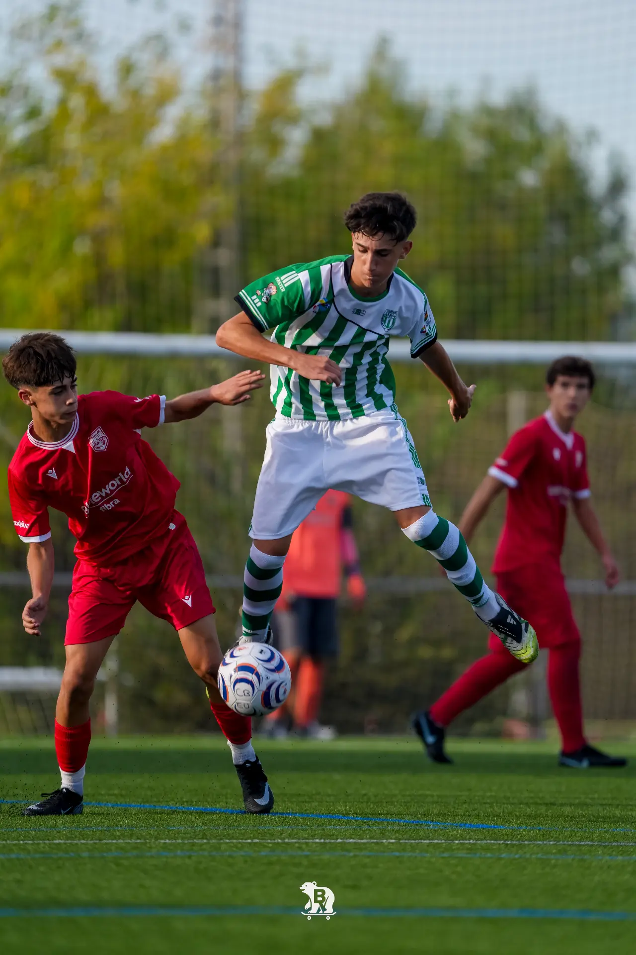 Duelo entre Elda Unión B y Gimnàstic, con las Fallas de fondo.