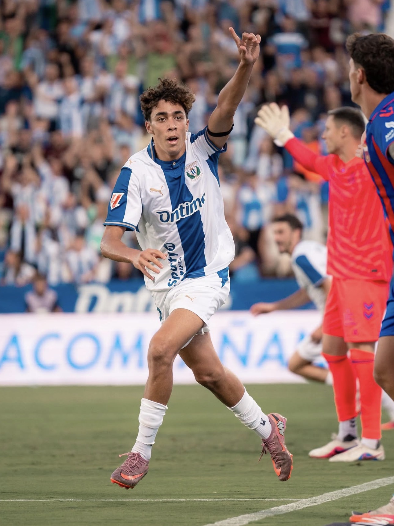 Celebración del delantero pepinero sobre el césped de Butarque