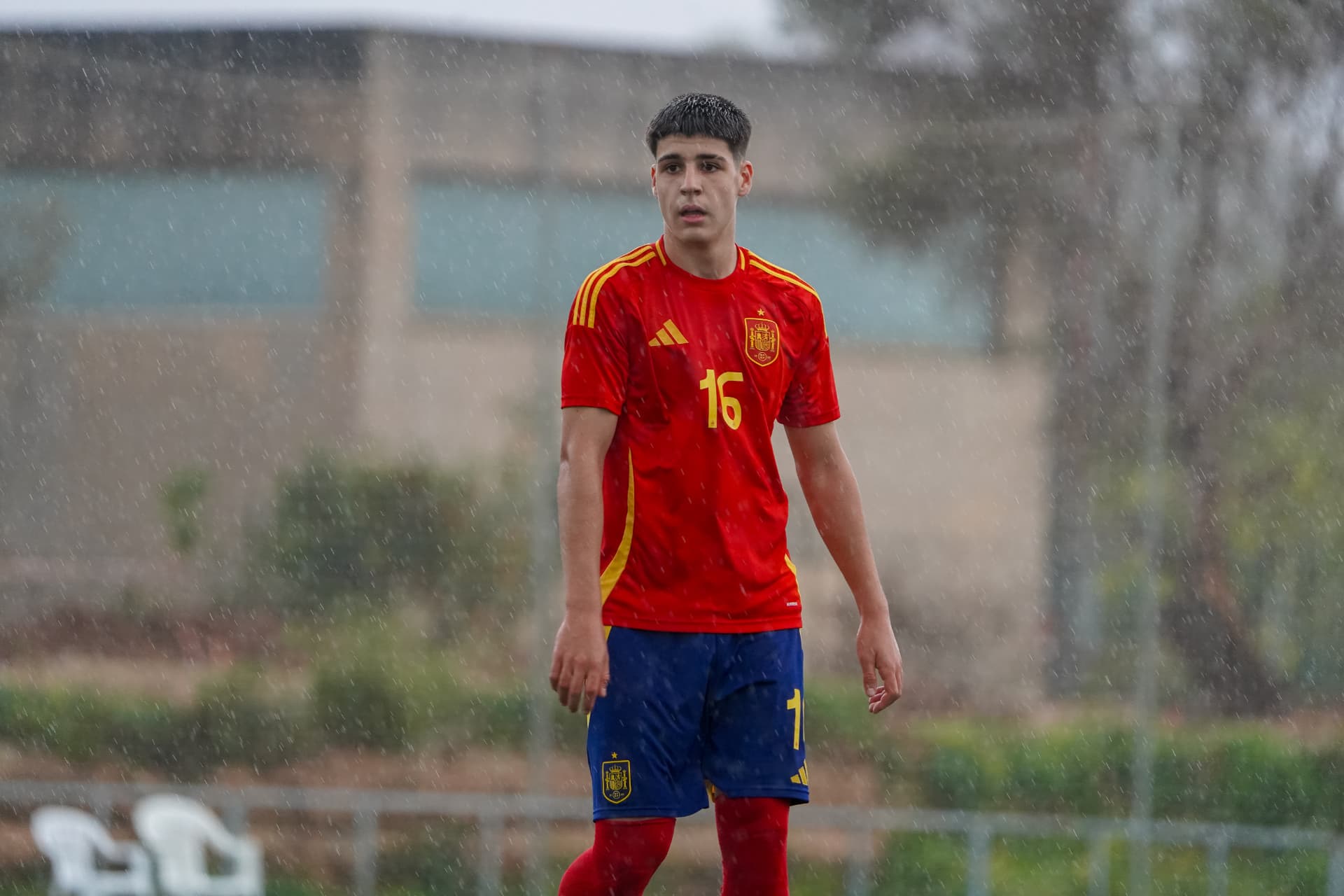David Albelda, con el dorsal 16 de España Sub-16, bajo la lluvia