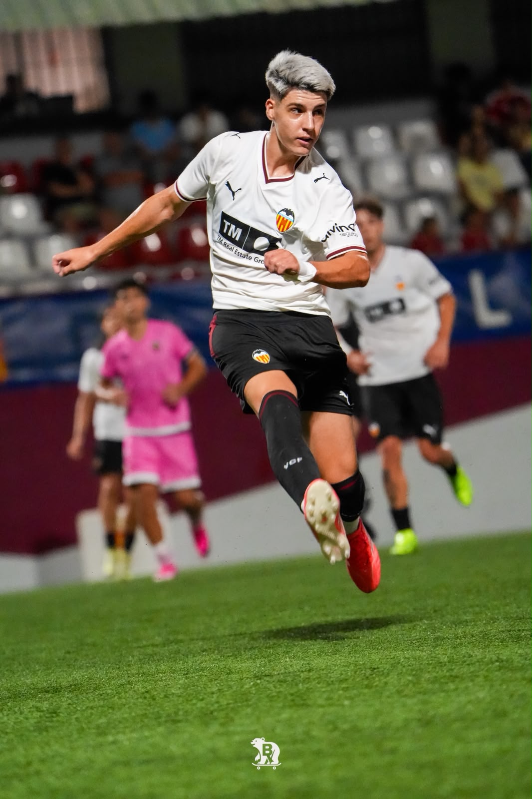 David Albelda golpea el balón con la camiseta blanca del Valencia CF