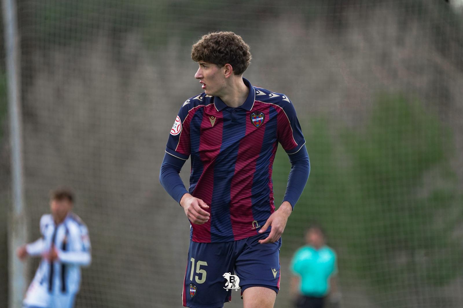 Román Martín, central del Levante UD, durante un partido con la camiseta granota