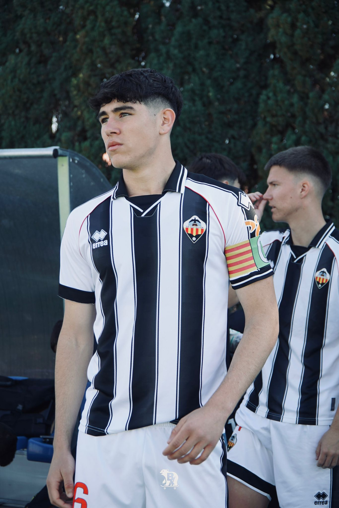 Adrián Arapio, capitán del Juvenil A del CD Castellón, con la camiseta albinegra