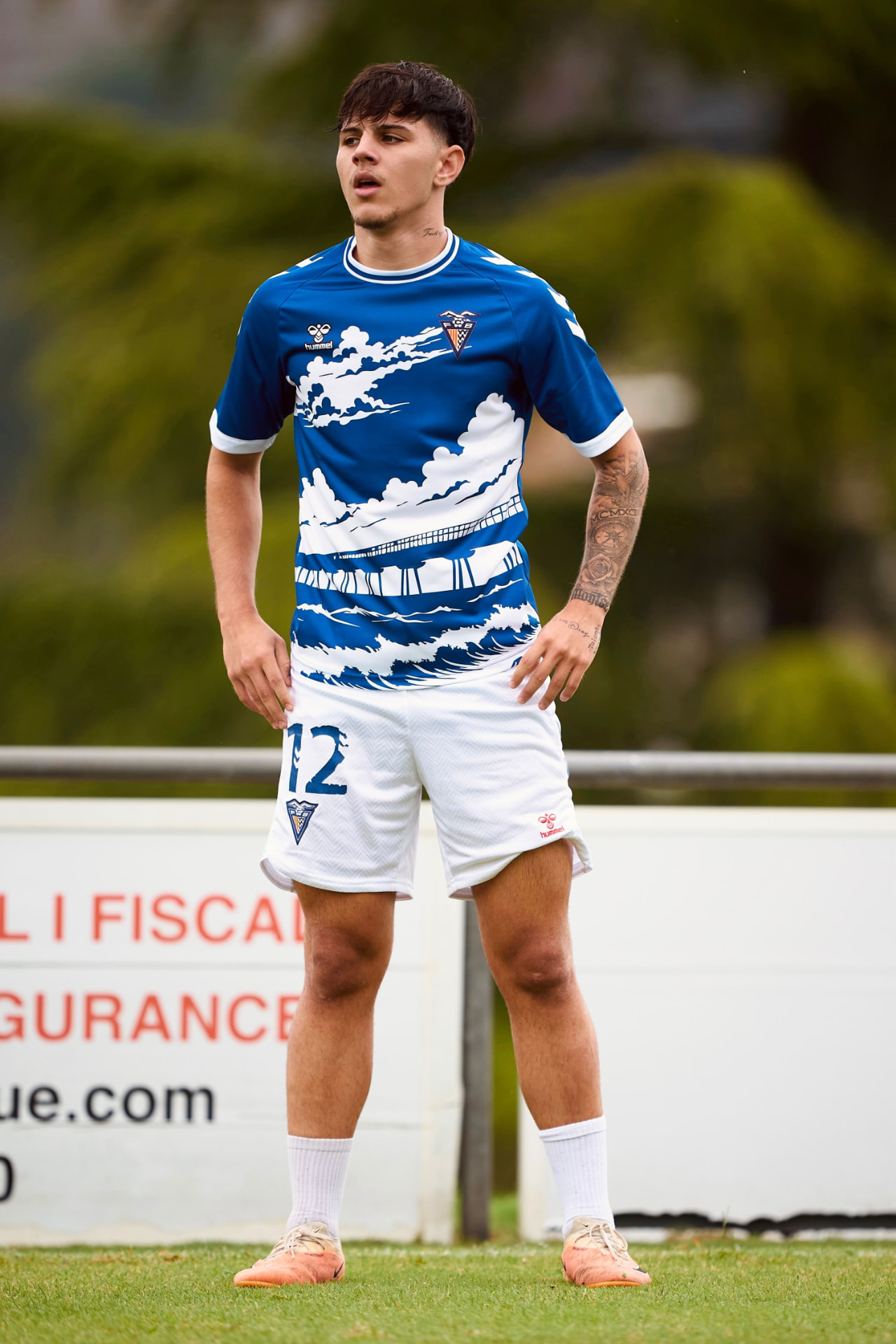 Fran García sobre el césped con la equipación del Badalona