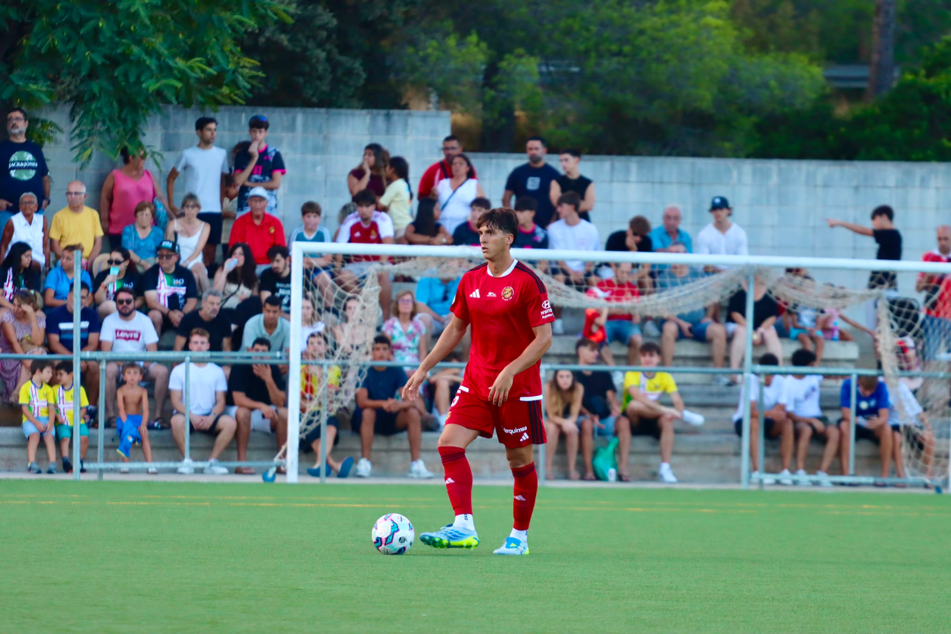 Rubén Martínez, central del Nàstic de Tarragona, conduce el balón durante un amistoso de pretemporada — foto de Blue Visual Media