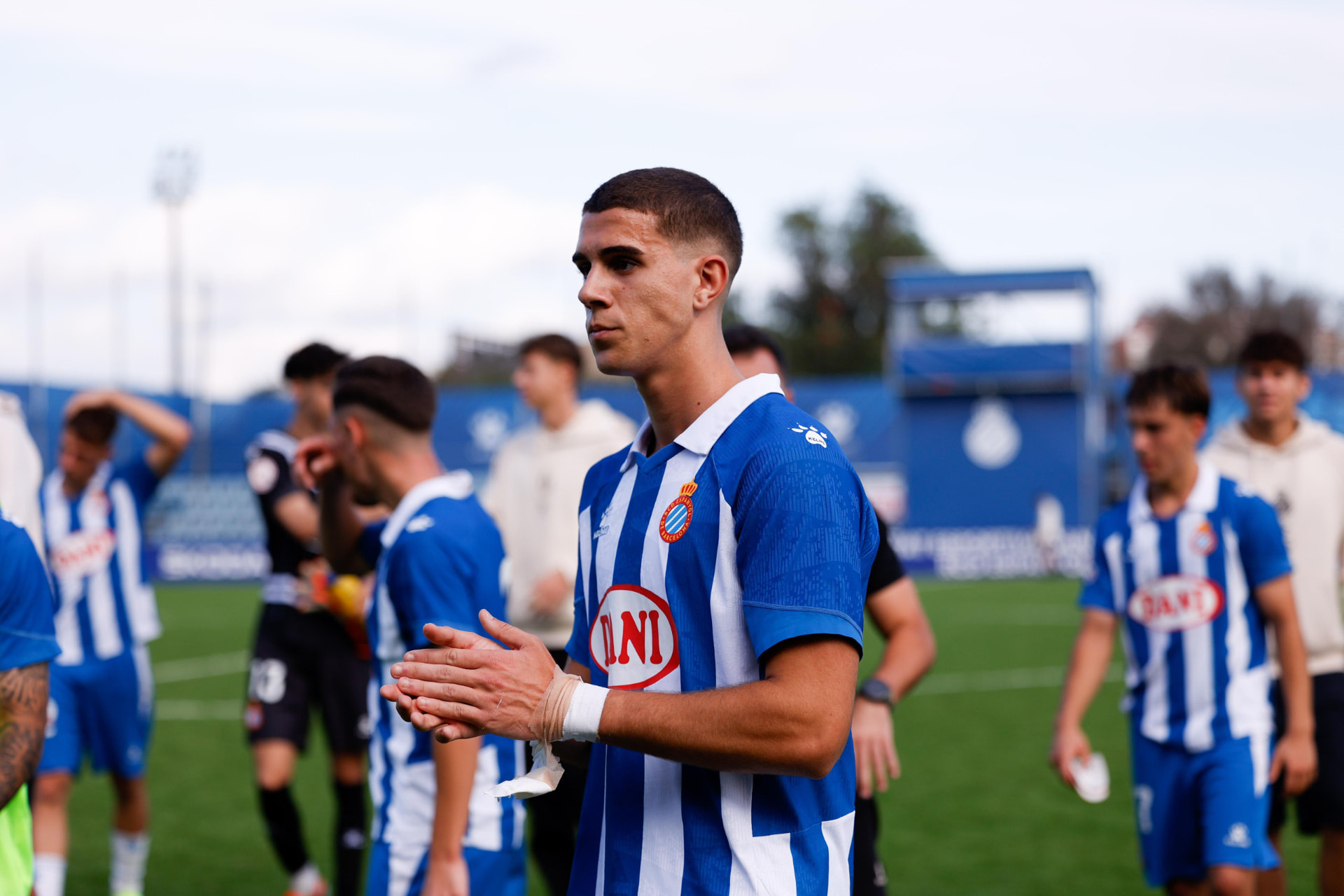 Gerard Luque, lateral izquierdo formado en la cantera del RCD Espanyol, aplaude a la grada — foto: Instagram de Gerard Luque