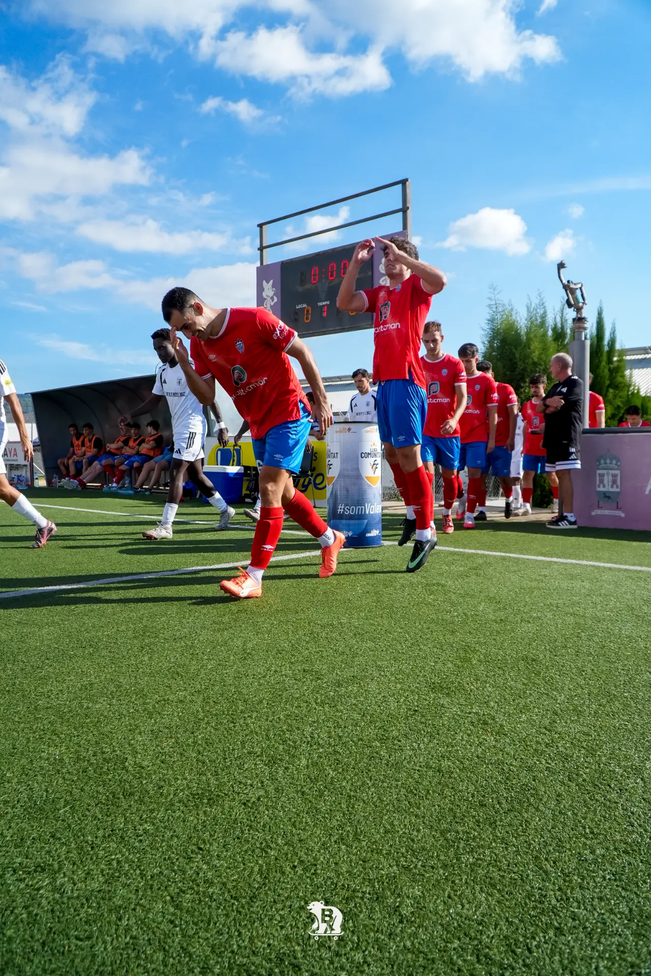 El Rayo Ibense salta al campo en el derbi de la Lliga Comunitat.