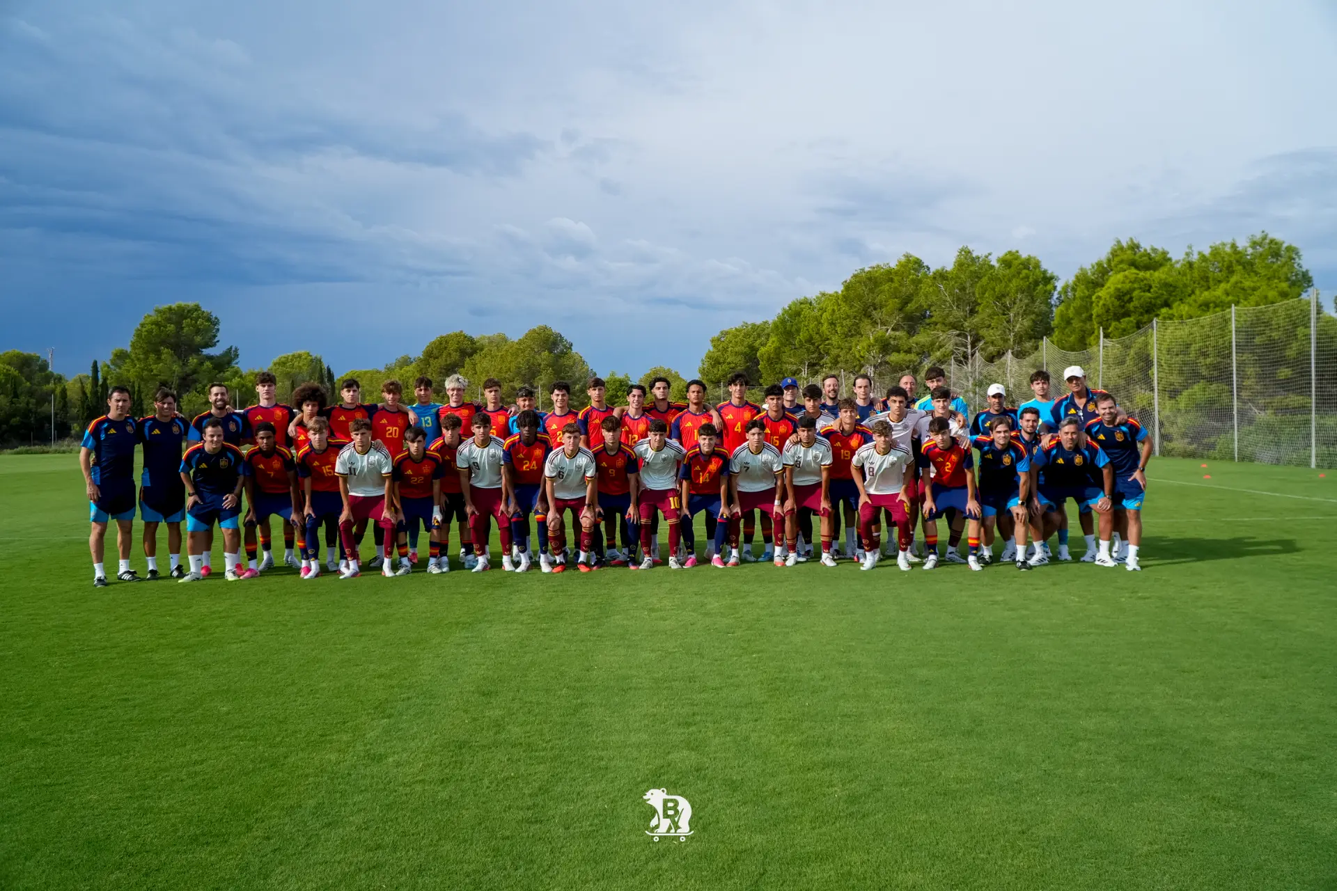 La Selección Española Sub-17 y el cuerpo técnico, juntos en El Albir