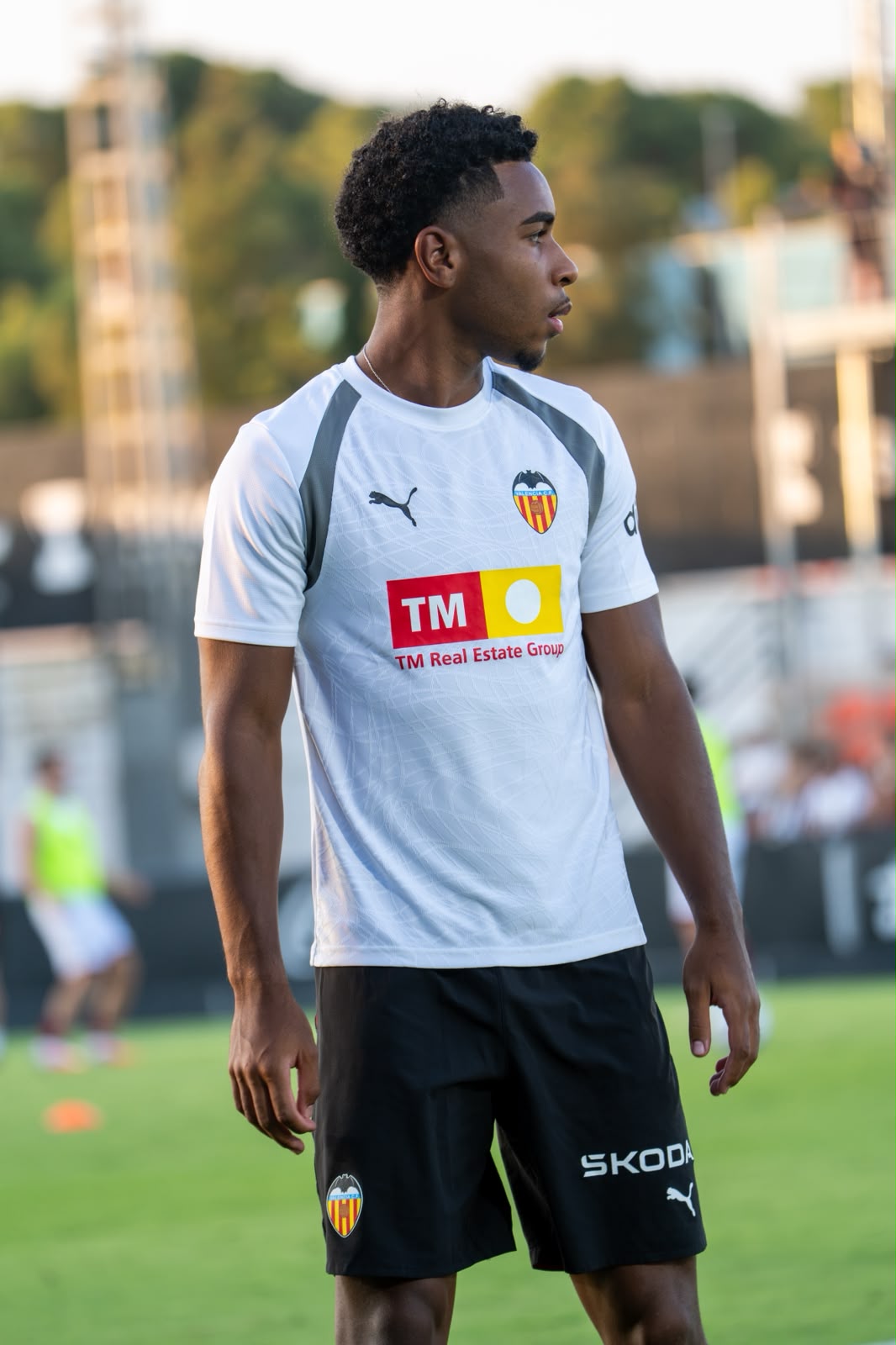 Aaron Mayol, durante un calentamiento con el Valencia CF