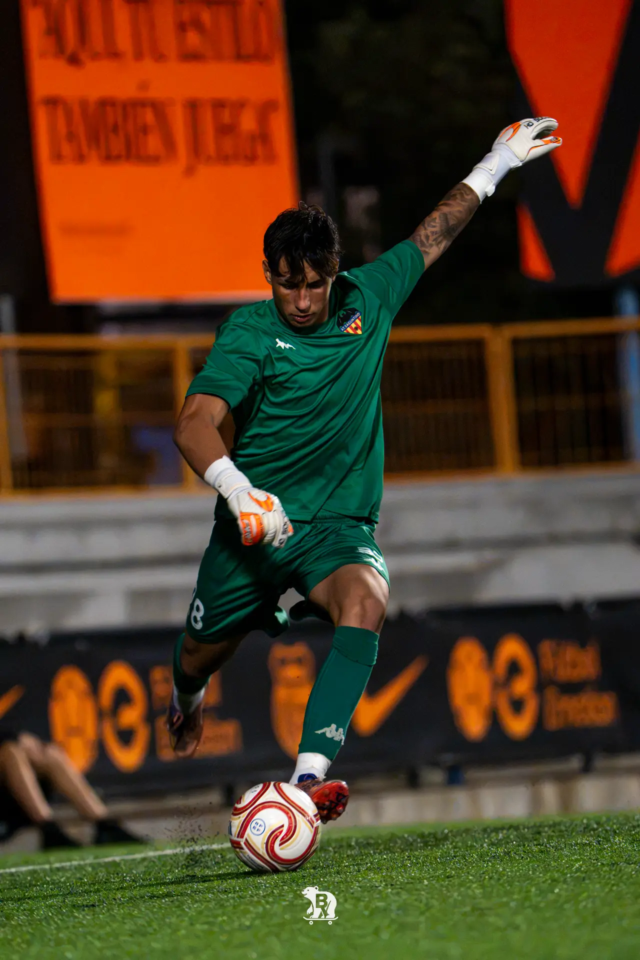 Salida de balón del Atlético Saguntino en una noche de Copa Federación