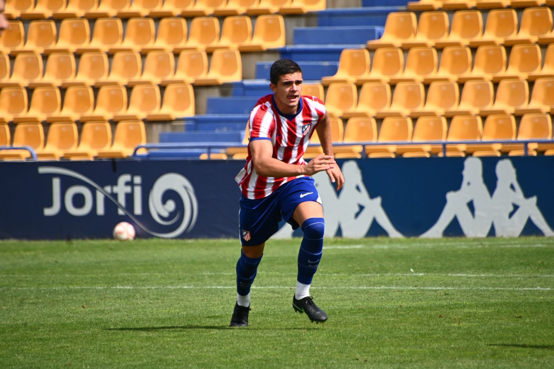 Adrián Almeida, central del Atlético de Madrid C, durante su regreso en Santo Domingo ante la AD Alcorcón