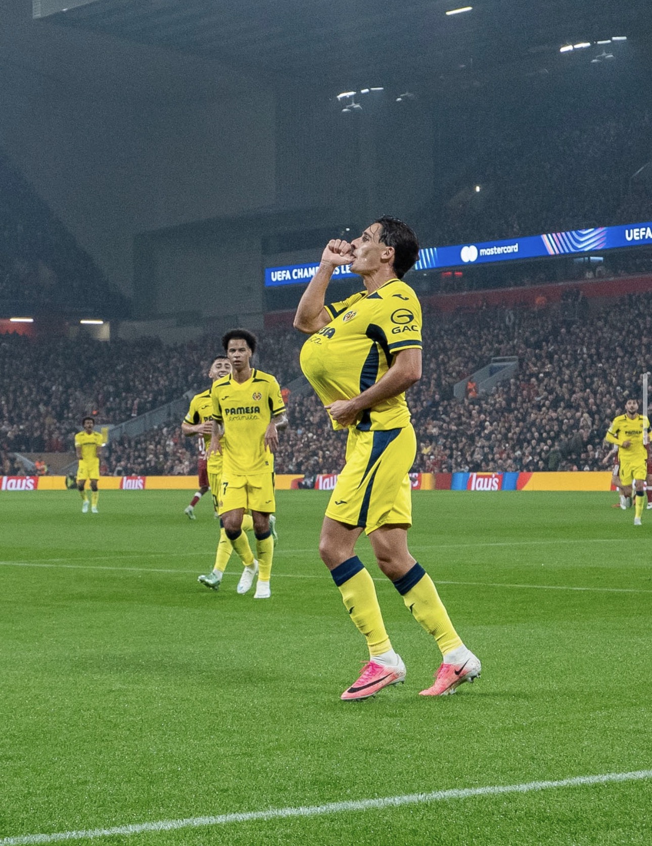 Un futbolista del Villarreal celebra sobre el césped de Anfield
