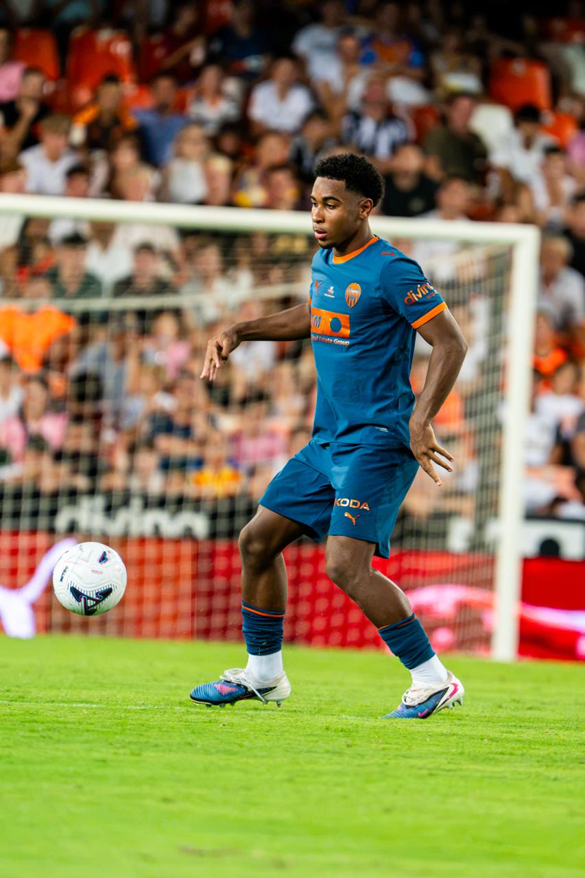 Aaron Mayol conduce el balón en Mestalla con la camiseta del Valencia CF