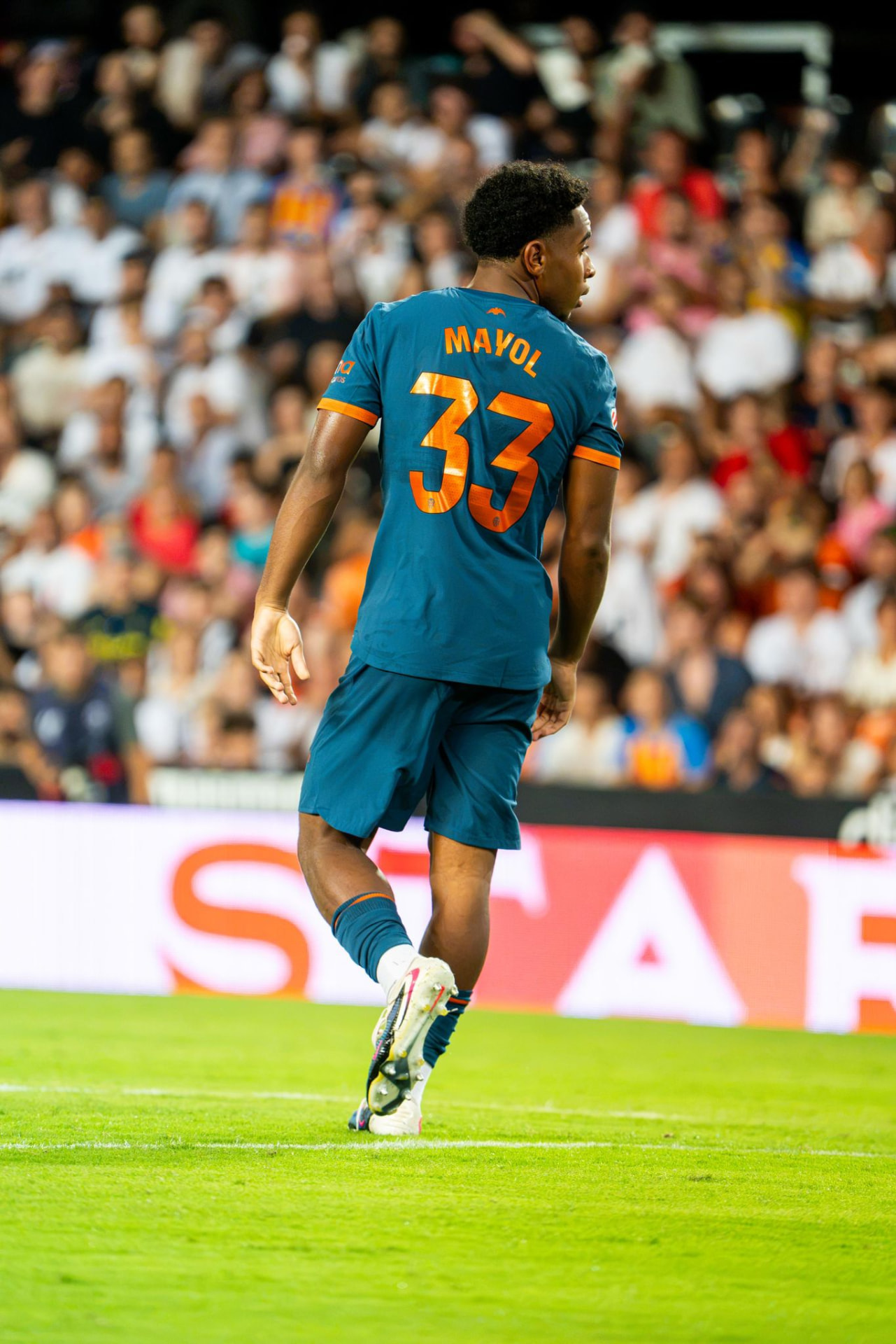 El 33 sobre el césped de Mestalla en su primera noche con los mayores