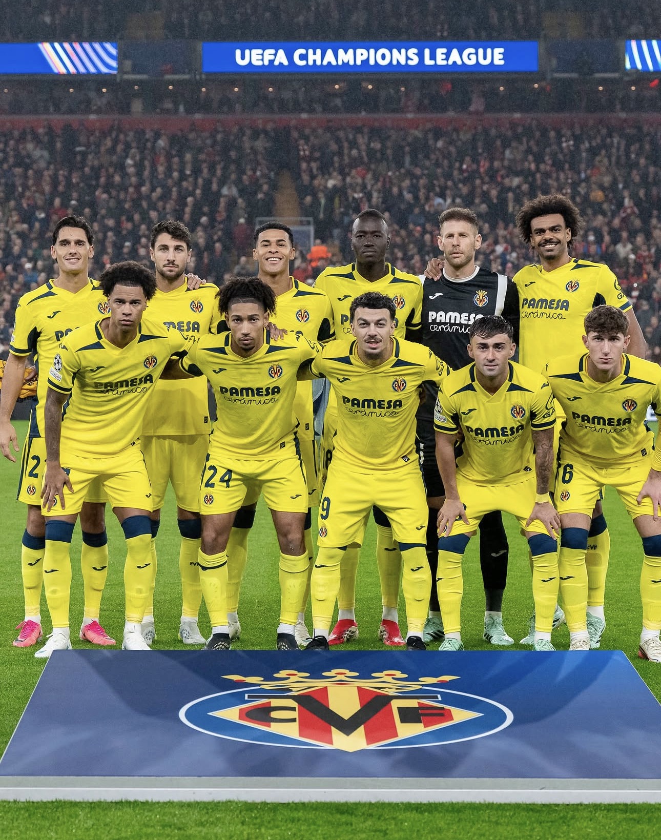El once del Villarreal posa en Anfield antes del encuentro de Champions League