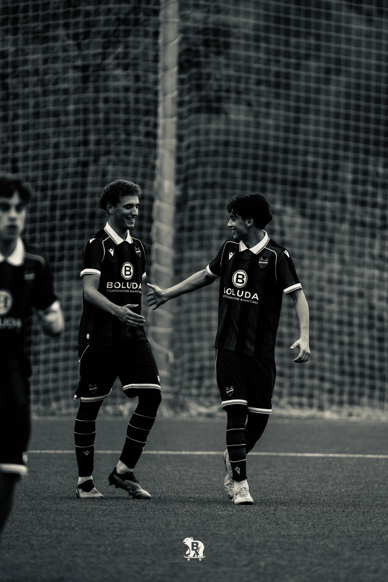 Diego Moyano comparte un momento con un compañero del Levante UD.