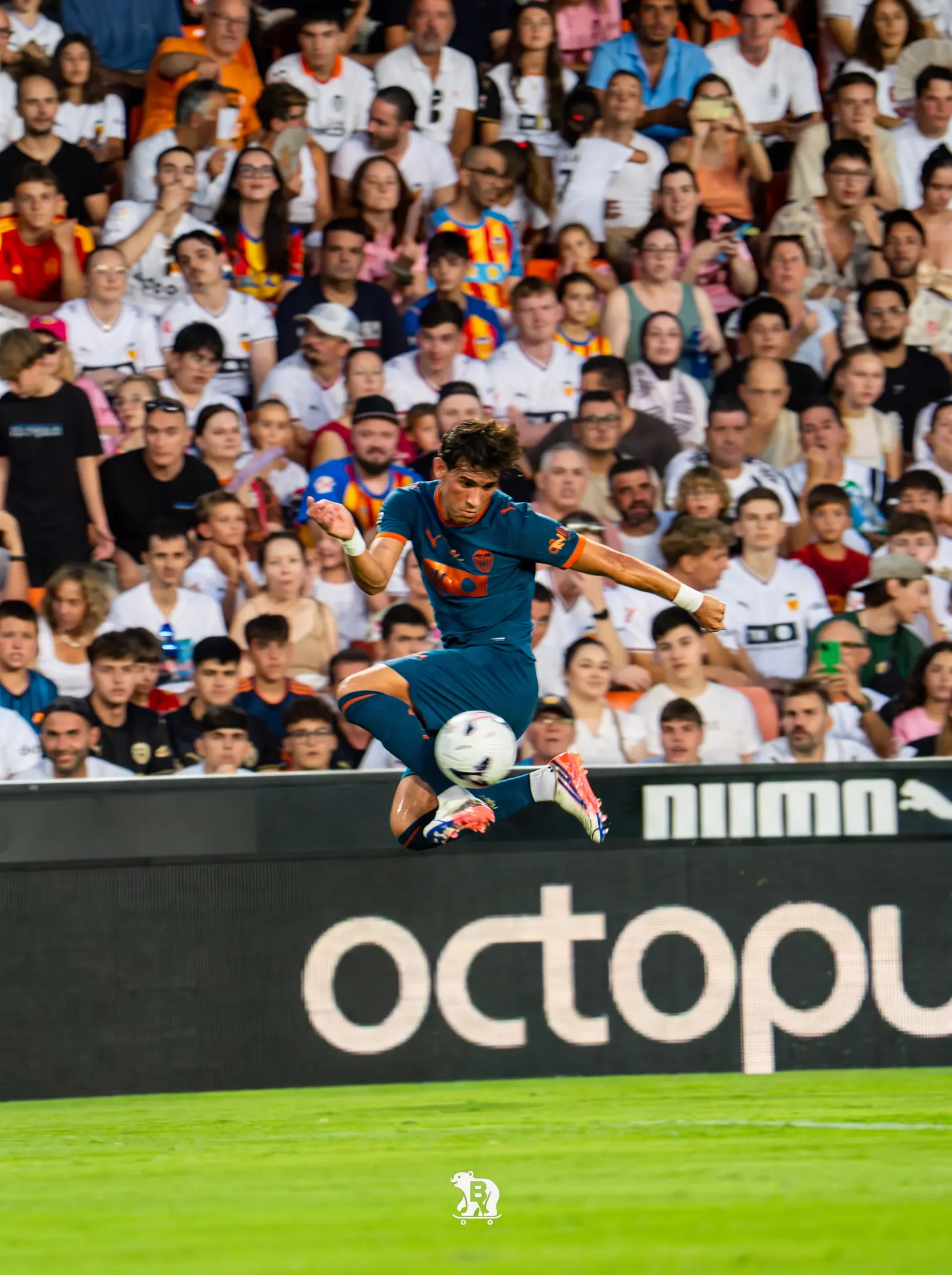 Jugador del Valencia CF golpea el balón en el aire durante el Trofeu Taronja en Mestalla — foto de Blue Visual Media