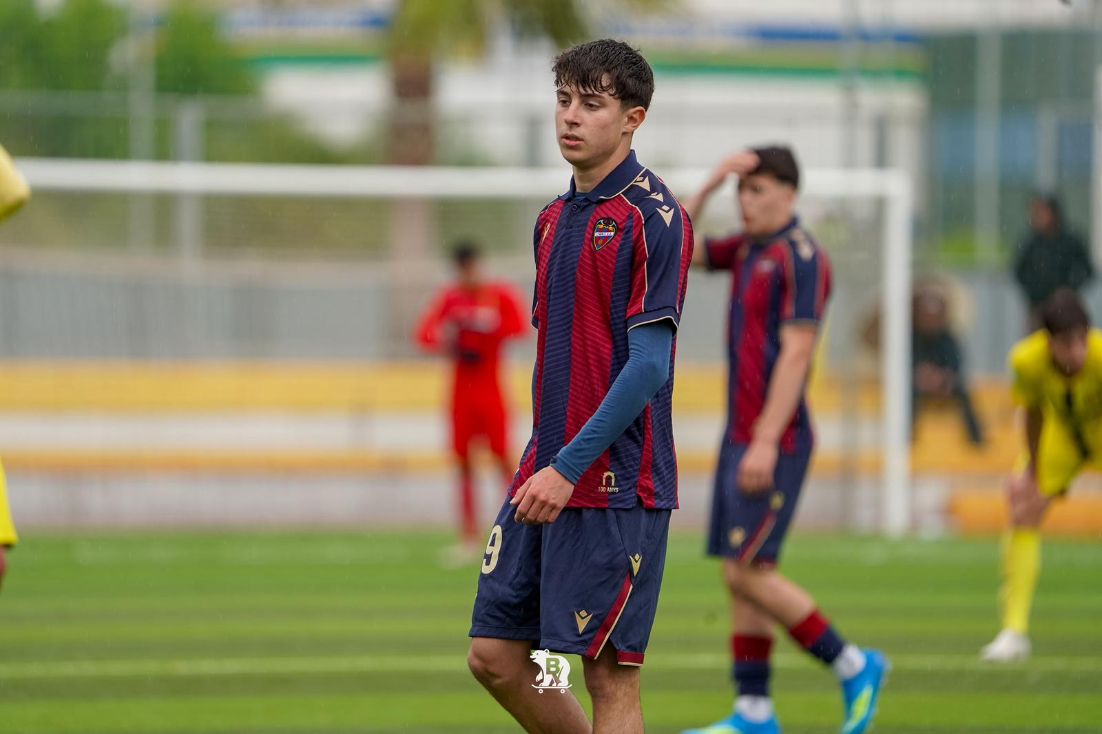 Marc Santos con la camiseta del Levante UD durante un partido — foto de Blue Visual Media