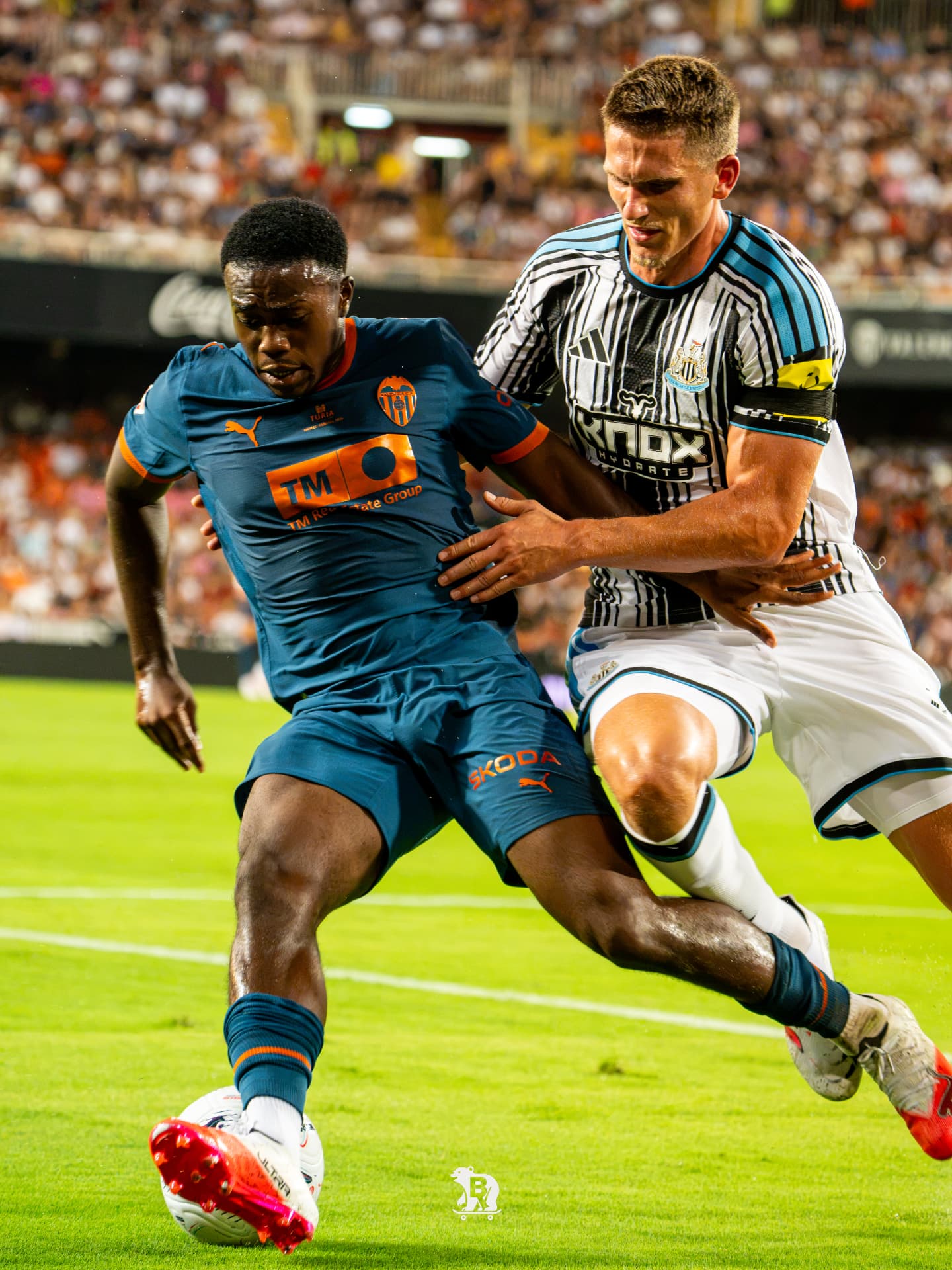 Cuerpo a cuerpo con el Newcastle en la banda