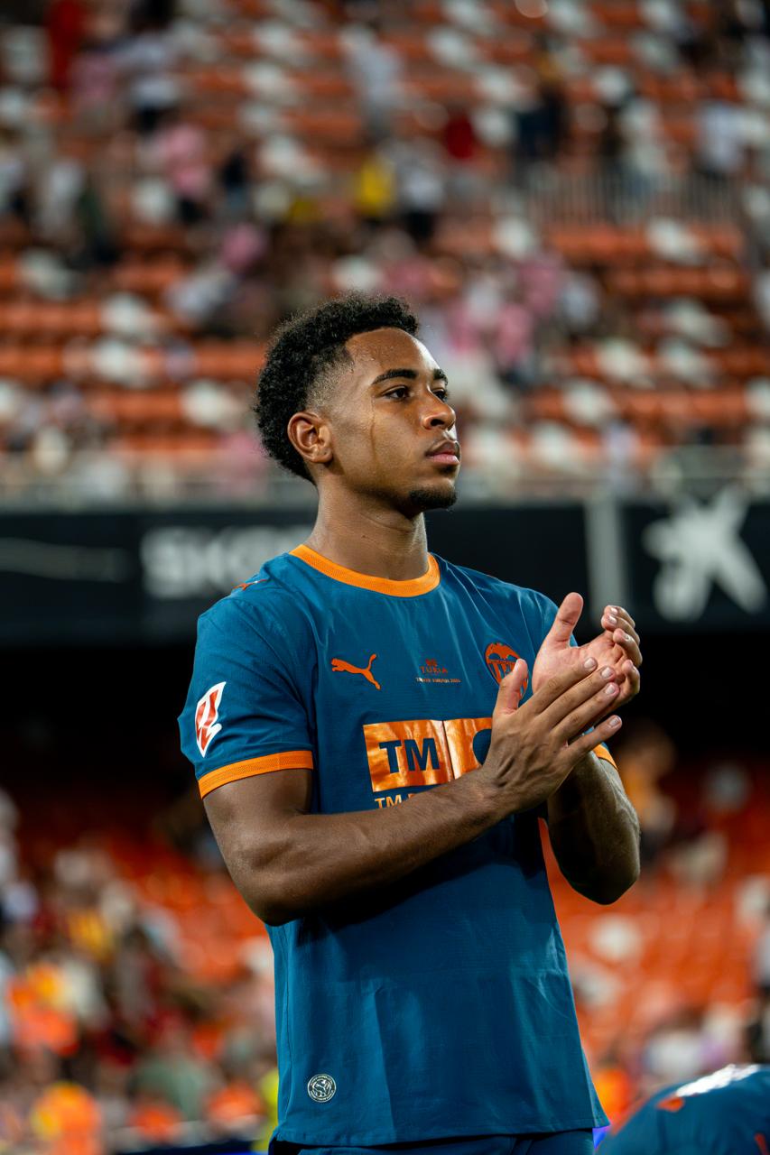 Aarón Mayol aplaude a la grada de Mestalla con la camiseta del primer equipo del Valencia CF