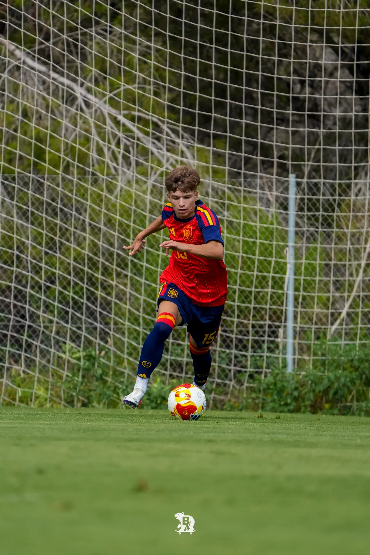 Enzo Fuster, dorsal 15, conduce el balón durante la concentración