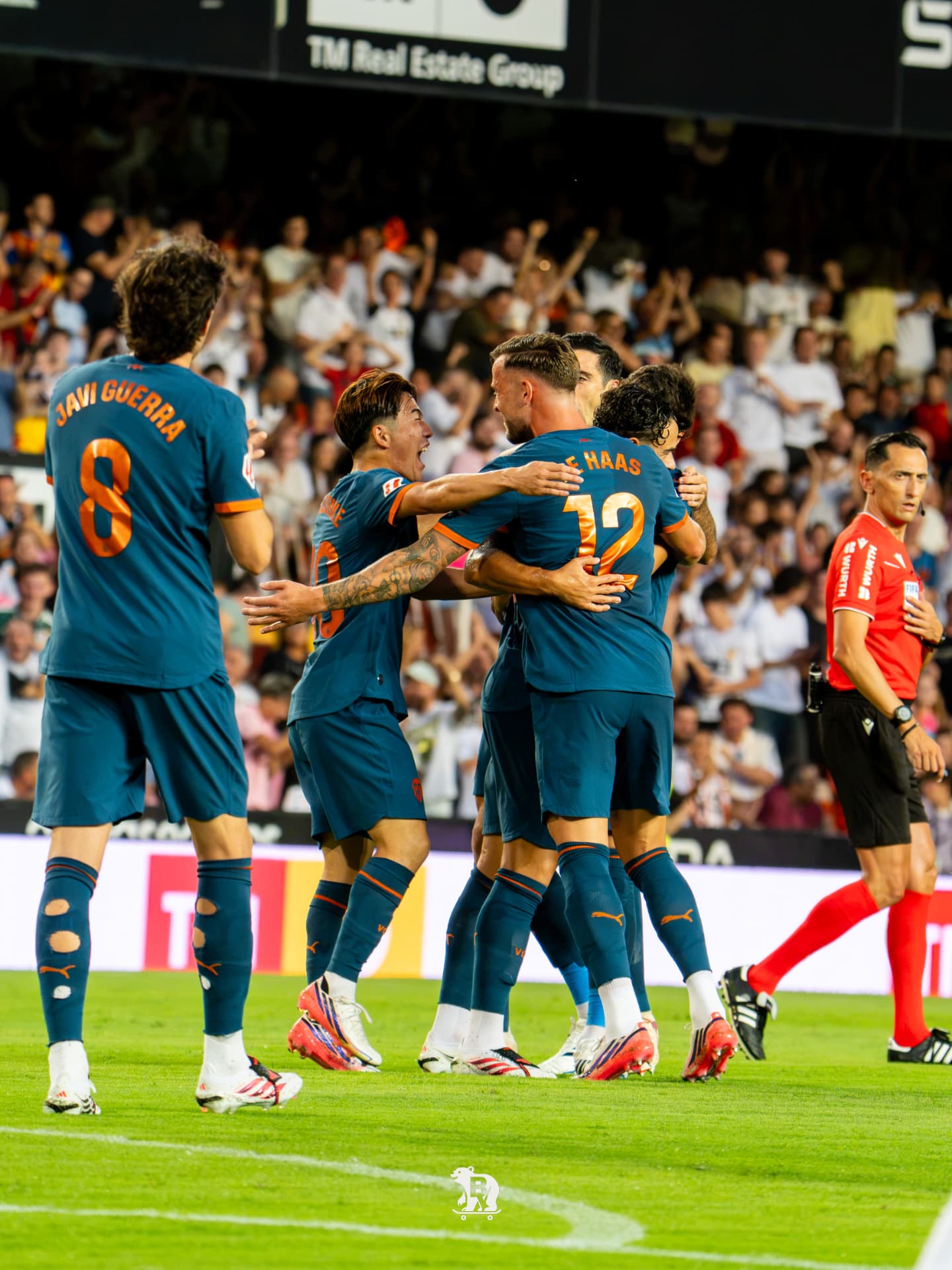 Piña de celebración: el gol que encendió Mestalla