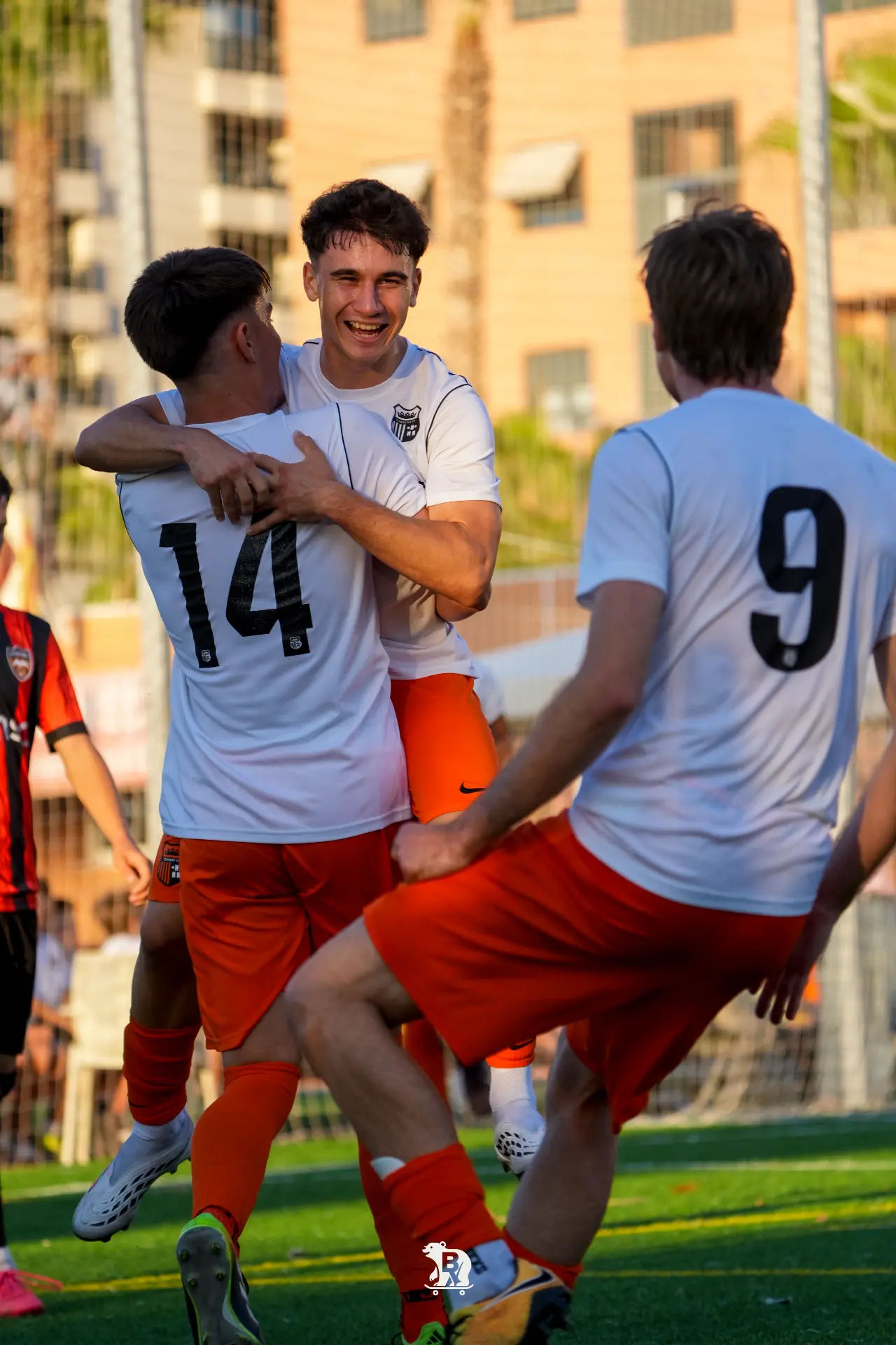 Abrazo del Torrent CF tras uno de los cinco goles.