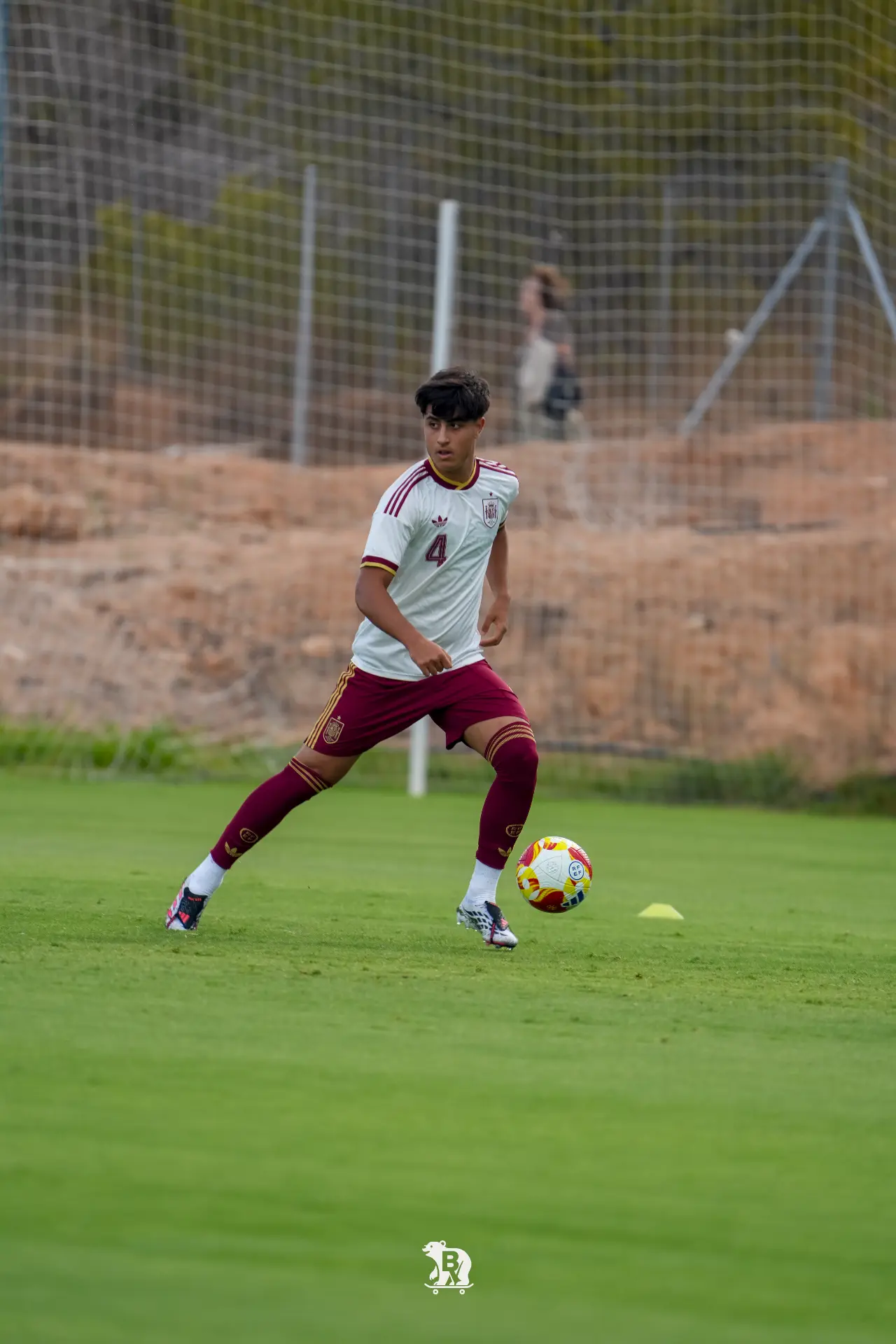 Marcos Díaz, dorsal 4 de blanco, durante el trabajo con balón