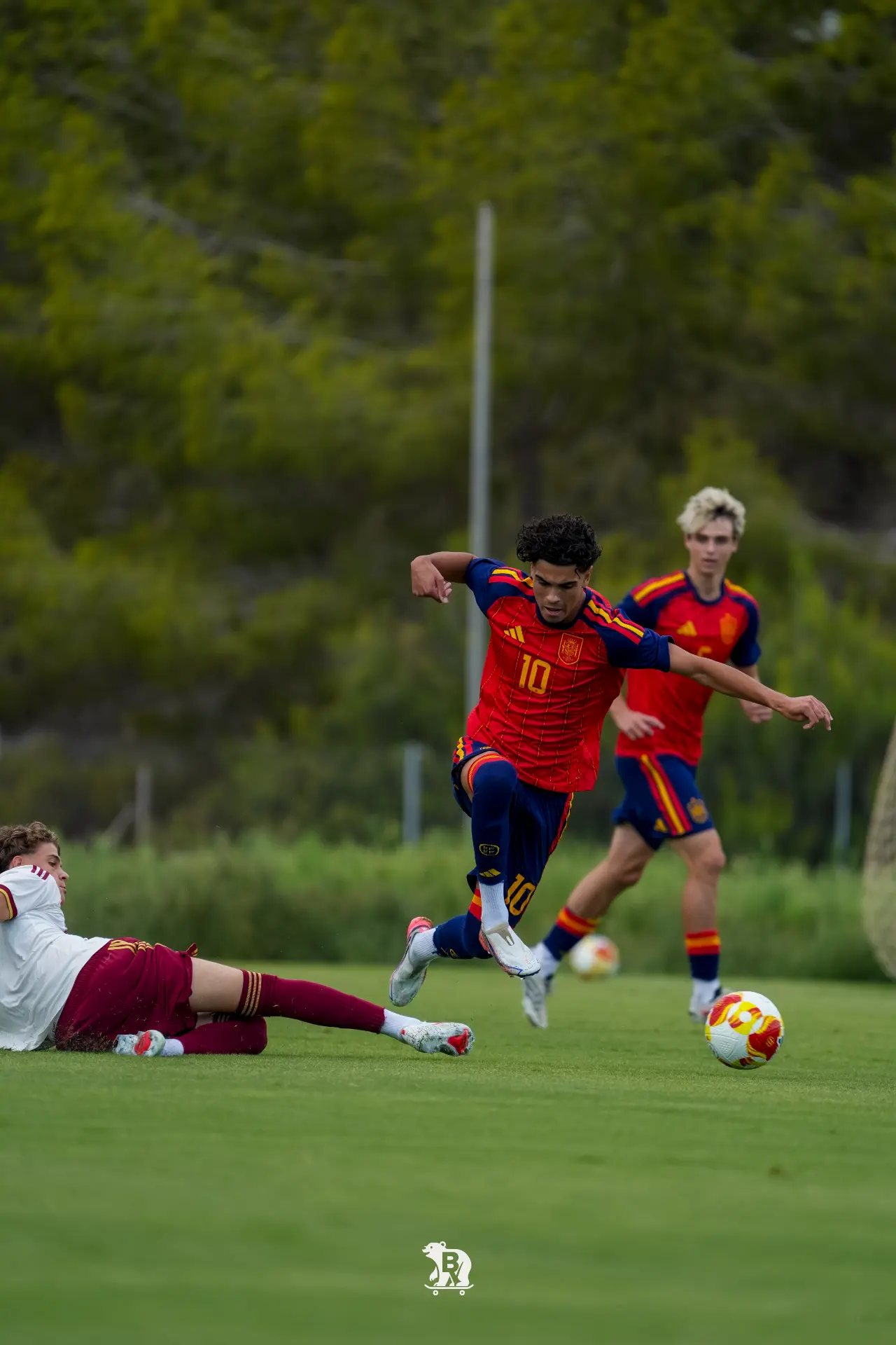 Uno de los internacionales regatea ante la entrada de un rival durante el partido interno