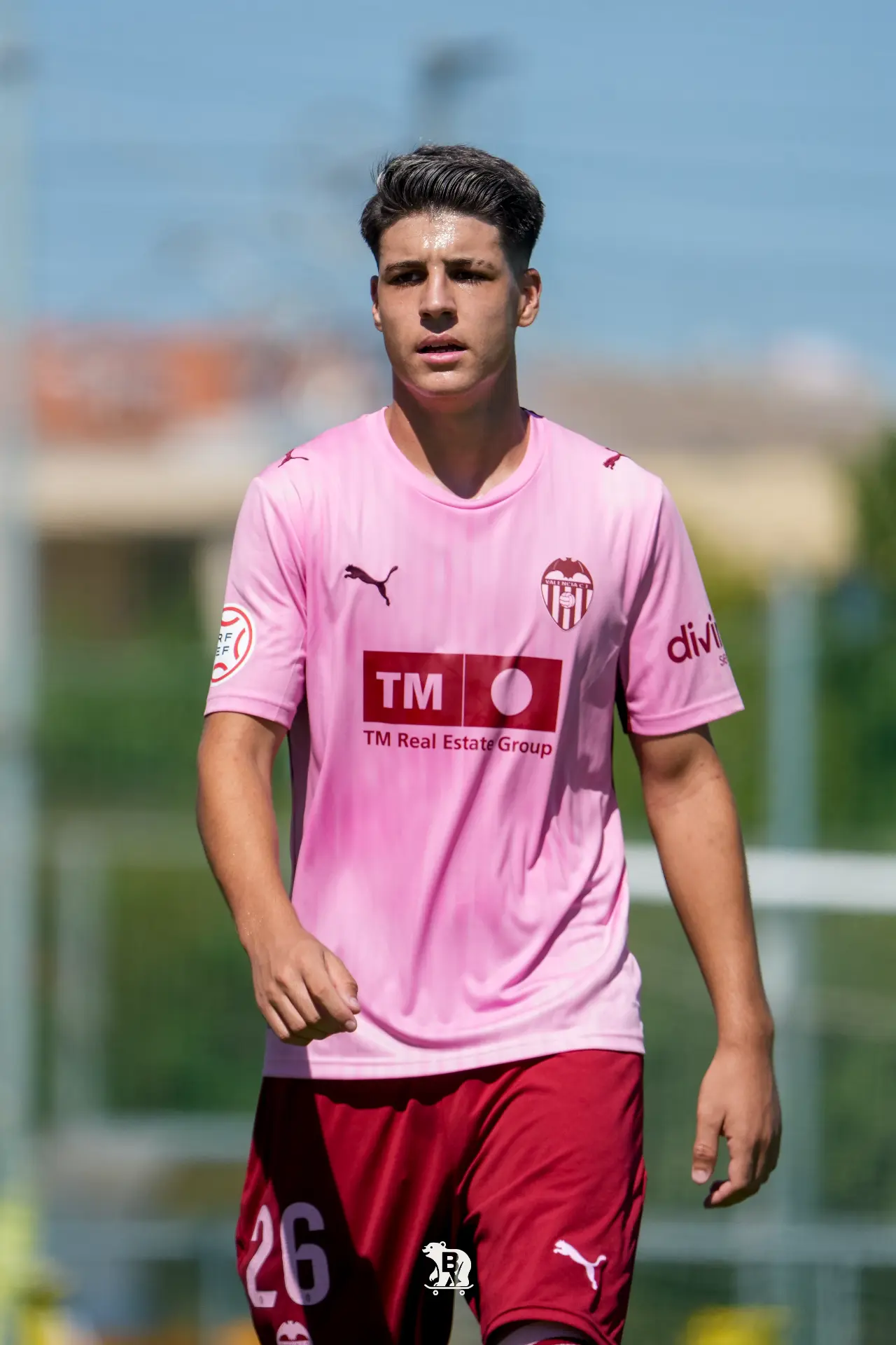David Albelda con la camiseta rosa del Valencia CF, en primer plano durante un partido