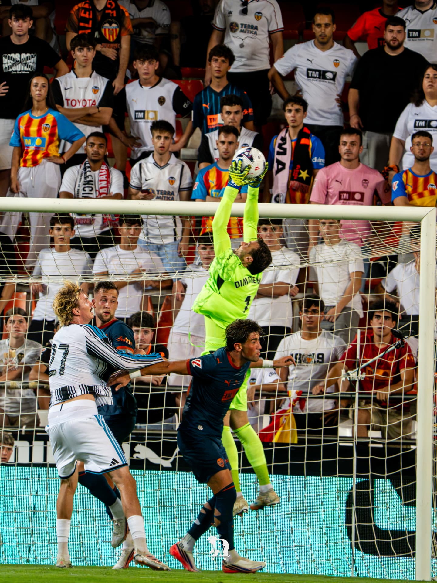 Dimitrievski atrapa el balón por alto